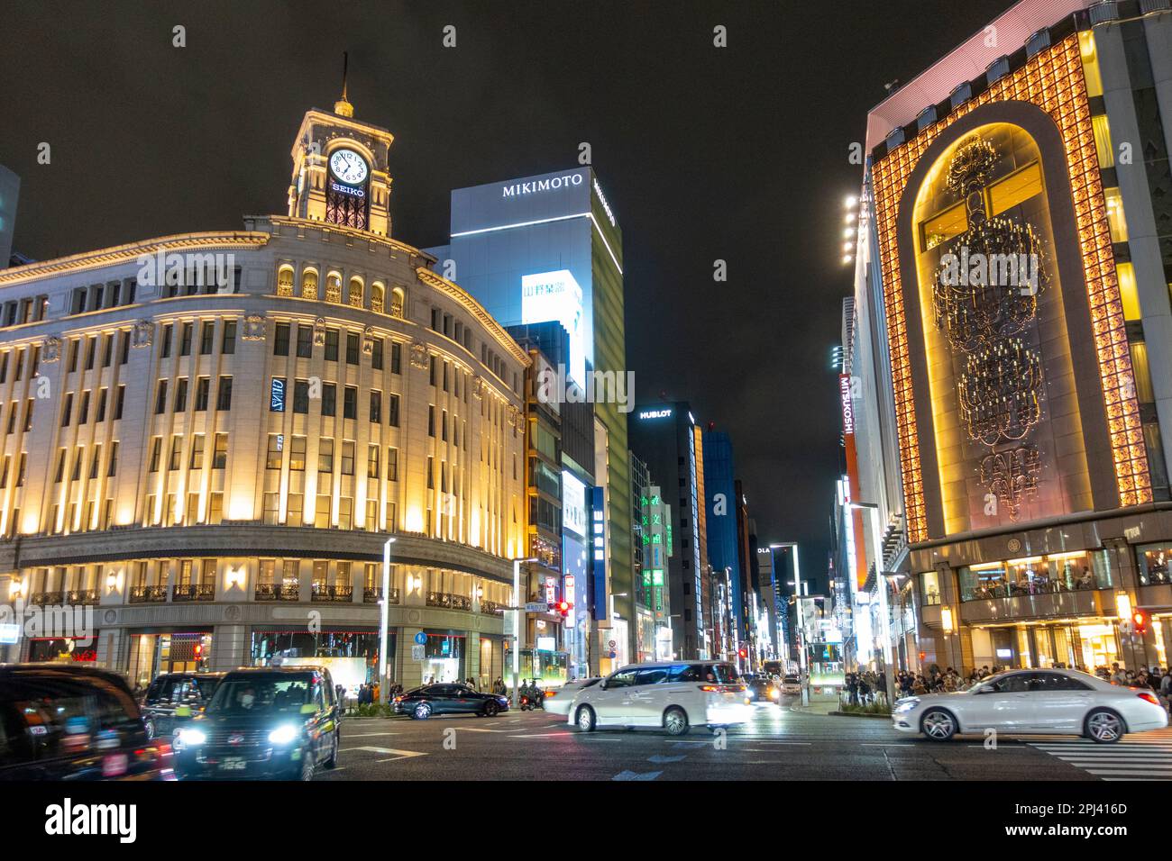 Vista esterna di notte dei grandi magazzini Wako e Mitsukoshi di Ginza, Tokyo, Giappone Foto Stock