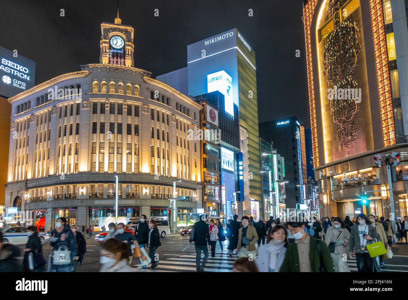 Vista esterna di notte dei grandi magazzini Wako e Mitsukoshi di Ginza, Tokyo, Giappone Foto Stock