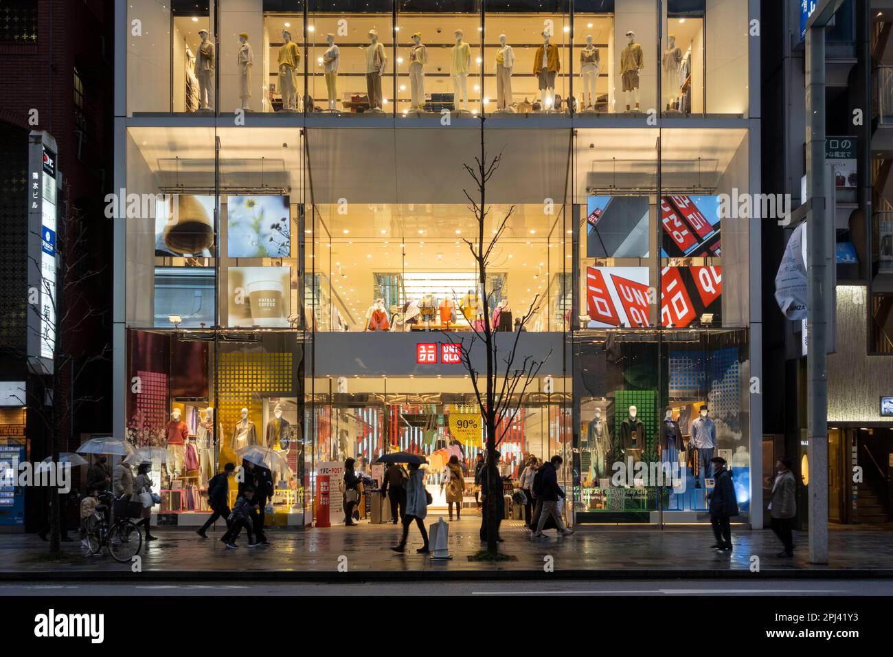 Esterno del negozio di punta Uniqlo a Ginza, Tokyo, Giappone, Foto Stock