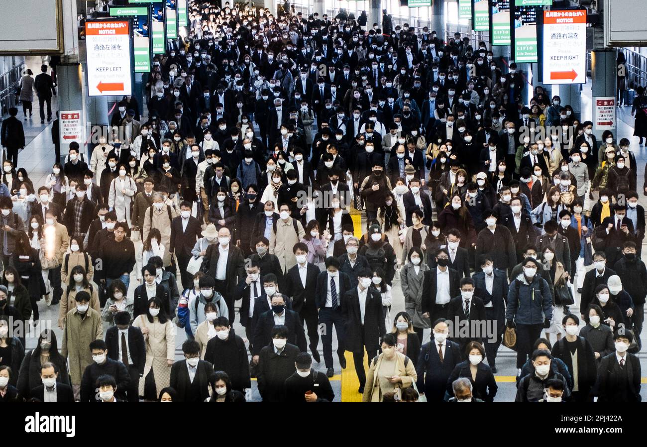 Vista delle folle di pendolari nelle ore di punta mattutine nella Stazione di Shinagawa, Tokyo, Giappone Foto Stock