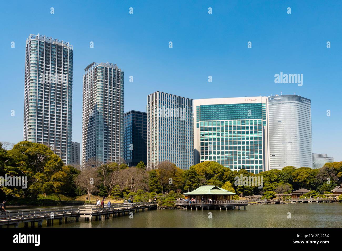 Vista dei Giardini di Hama Rikyu a Chuo, Tokyo, Giappone Foto Stock