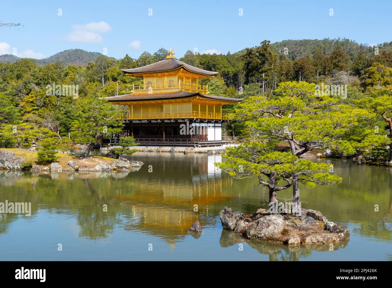 Vista del famoso Padiglione d'Oro al Tempio Kinkaku ji (d'Oro) a Kyoto, Giappone Foto Stock