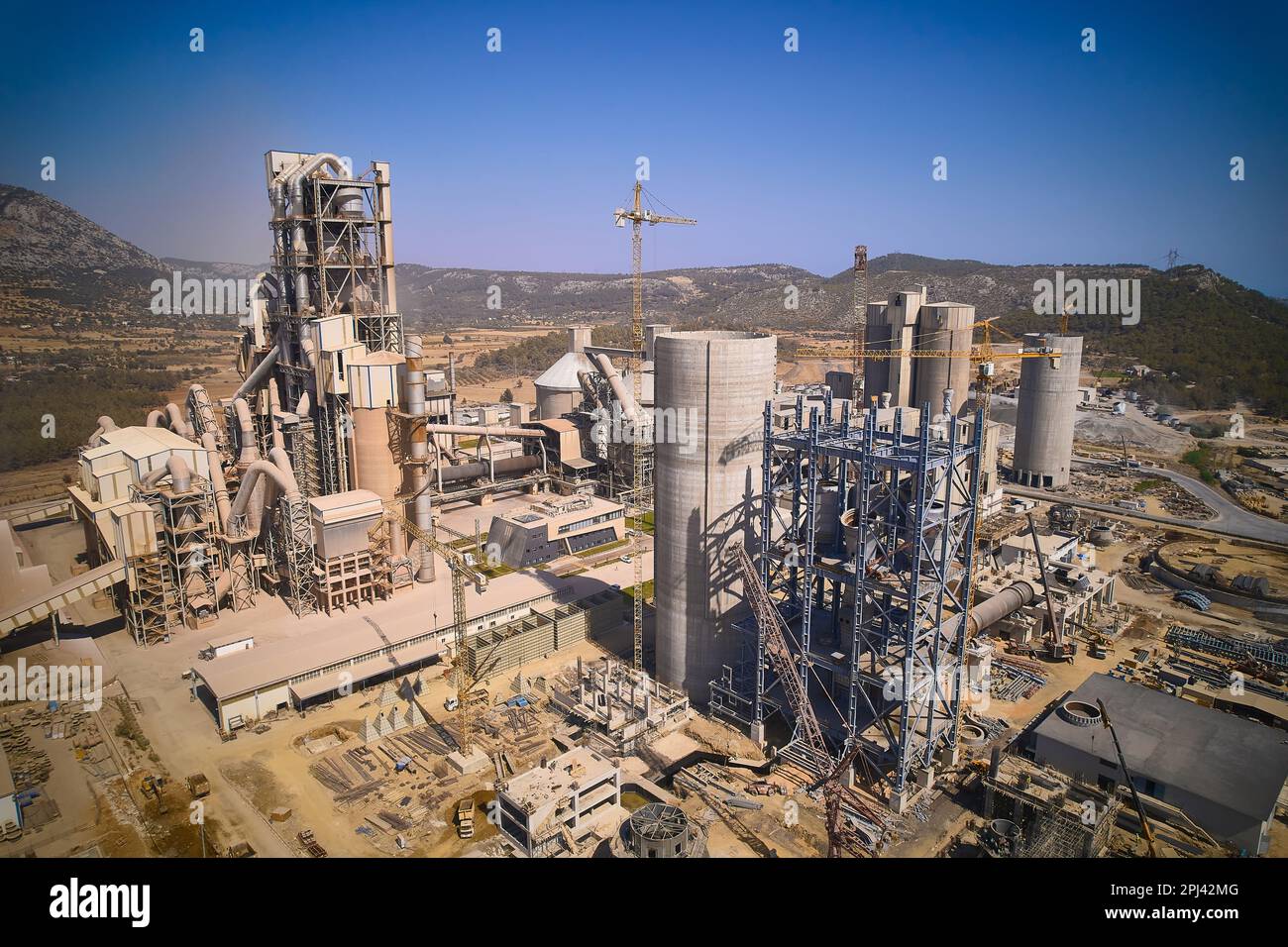Strutture di impianto di produzione di cemento. Vista aerea di una grande fabbrica industriale. Foto Stock