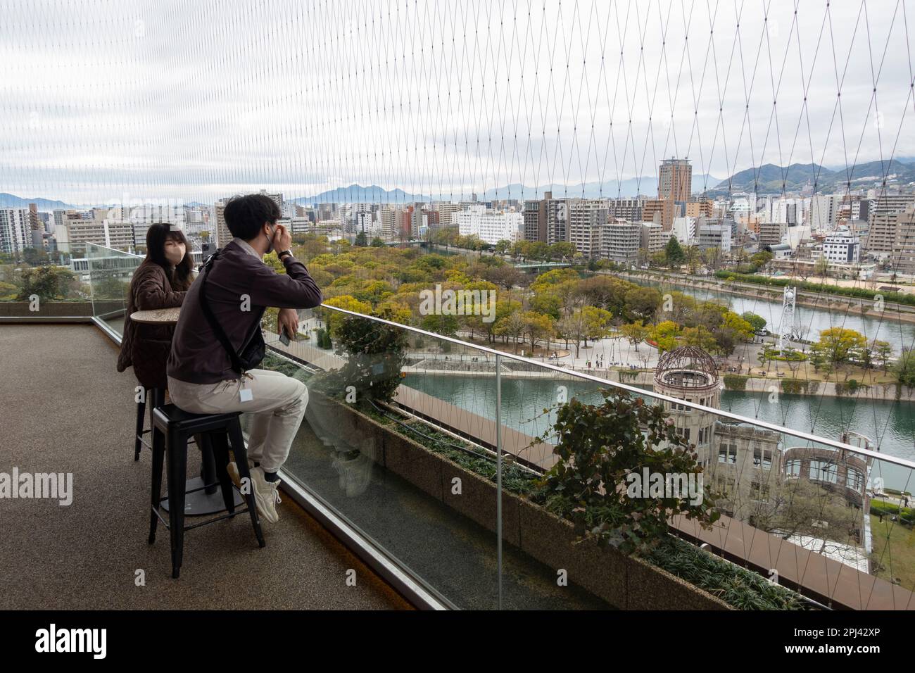 Vista dalla torre di osservazione di Hiroshima Orizuru adiacente al Peace Memorial Park a Hiroshima, Giappone Foto Stock