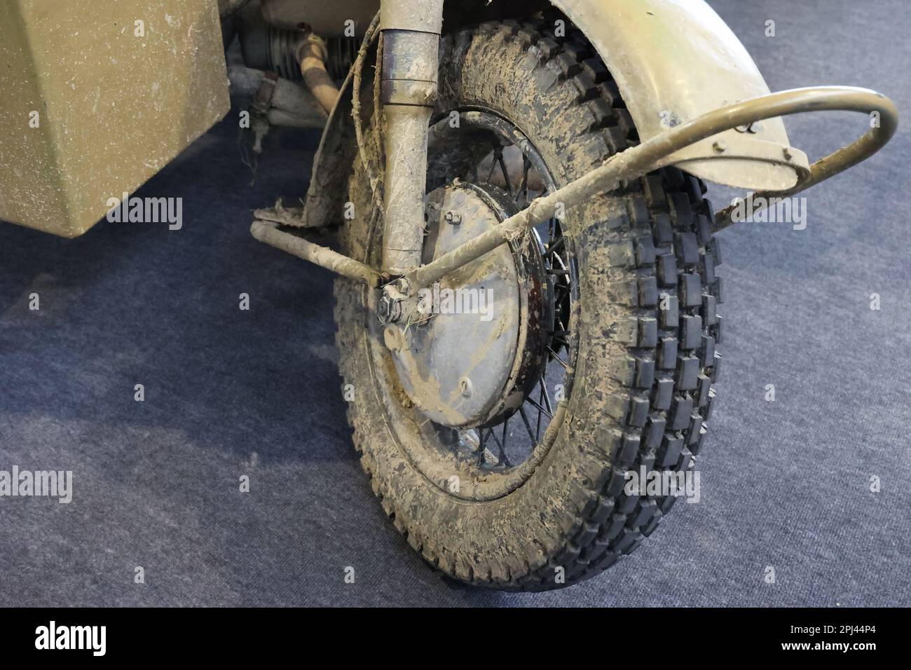 Ruota di una vecchia motocicletta nel fango. Foto Stock