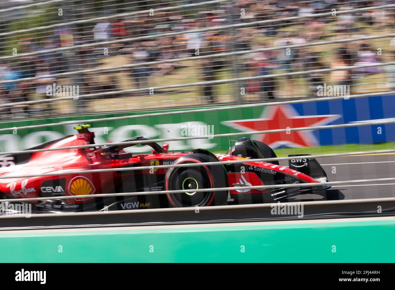 Melbourne, Australia, 31 marzo 2023. Carlos Sainz (55) guida per la Scuderia Ferrari durante le prove di Formula 1 al Gran Premio d'Australia di Formula uno del 31 marzo 2023, al circuito Grand Prix di Melbourne ad Albert Park, Australia. Credit: Dave Hewison/Speed Media/Alamy Live News Foto Stock