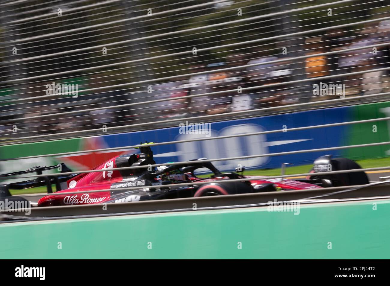 Melbourne, Australia, 31 marzo 2023. Yuki Tsunoda (22) guida per la Scuderia AlphaTauri durante le prove di Formula 1 al Gran Premio d'Australia di Formula uno del 31 marzo 2023, al circuito Grand Prix di Melbourne ad Albert Park, Australia. Credit: Dave Hewison/Speed Media/Alamy Live News Foto Stock