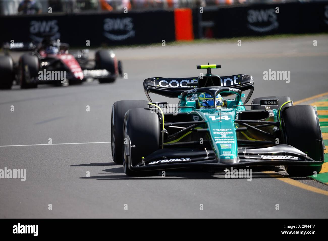 Melbourne, Australia, 31 marzo 2023. Fernando Alonso (14) guida per il team Aston Martin Aramco Cognizant F1 durante le prove di Formula 1 al Gran Premio d'Australia di Formula uno del 31 marzo 2023, al circuito Grand Prix di Melbourne ad Albert Park, in Australia. Credit: Dave Hewison/Speed Media/Alamy Live News Foto Stock