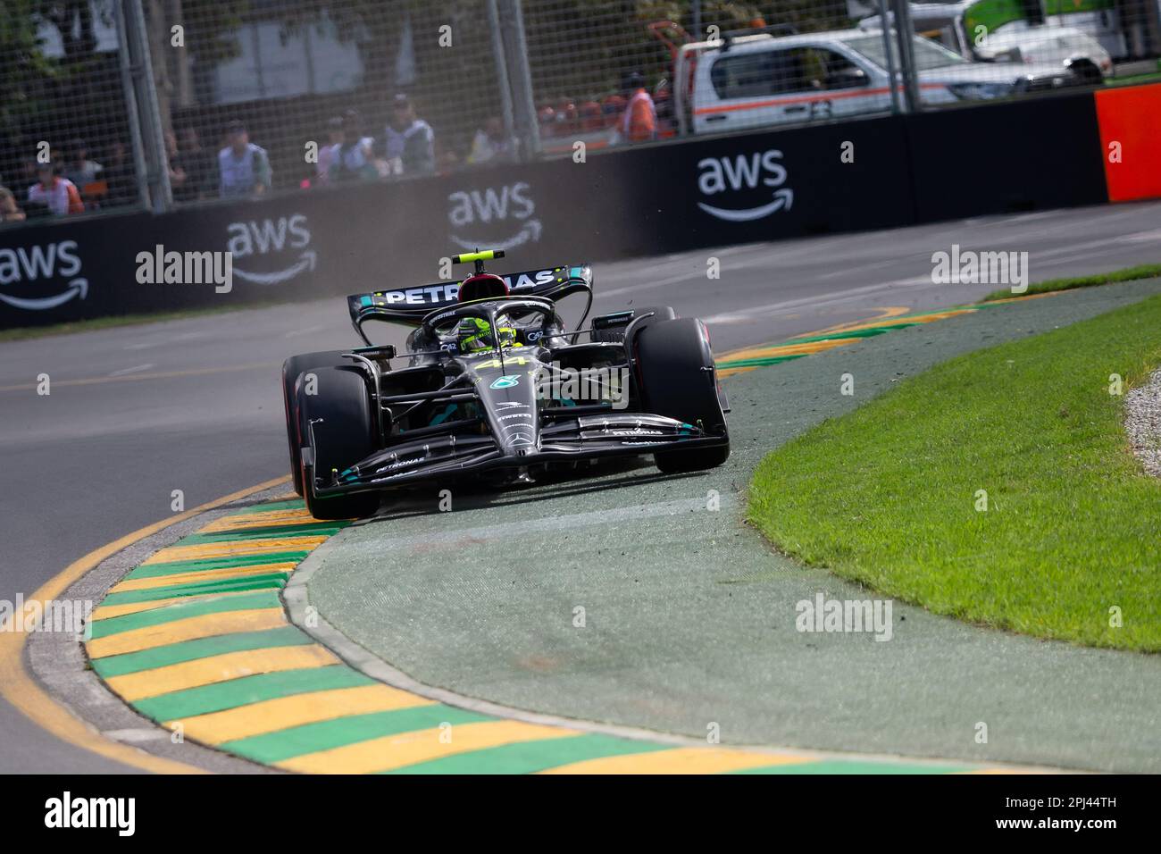 Melbourne, Australia, 31 marzo 2023. Lewis Hamilton (44) guida per il Team Mercedes-AMG PETRONAS F1 durante la pratica di Formula 1 al Gran Premio d'Australia di Formula uno del 31 marzo 2023, al circuito Grand Prix di Melbourne ad Albert Park, Australia. Credit: Dave Hewison/Speed Media/Alamy Live News Foto Stock