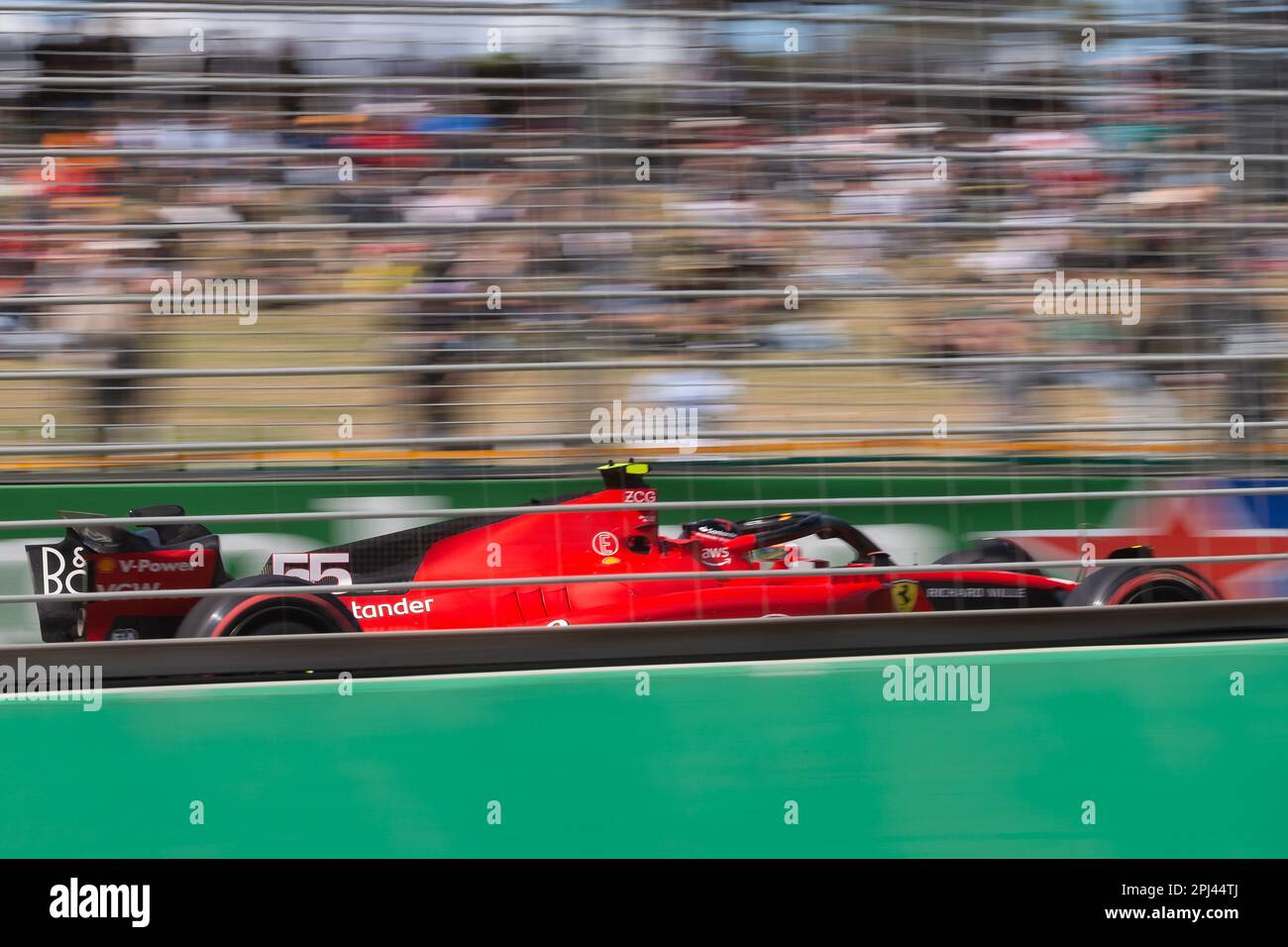 Melbourne, Australia, 31 marzo 2023. Carlos Sainz (55) guida per la Scuderia Ferrari durante le prove di Formula 1 al Gran Premio d'Australia di Formula uno del 31 marzo 2023, al circuito Grand Prix di Melbourne ad Albert Park, Australia. Credit: Dave Hewison/Speed Media/Alamy Live News Foto Stock