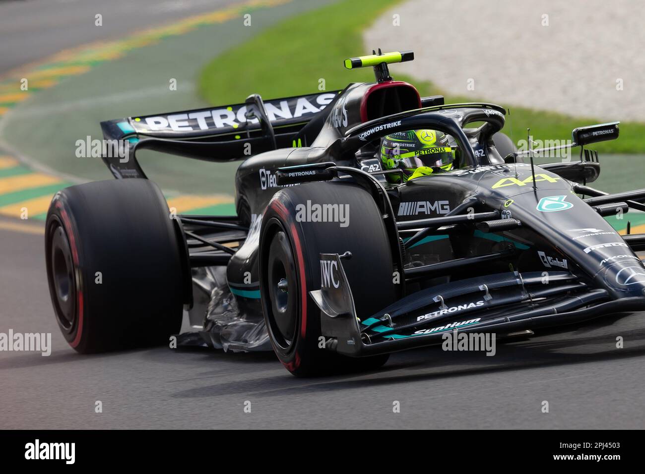 Melbourne, Australia, 31 marzo 2023. Lewis Hamilton (44) guida per il Team Mercedes-AMG PETRONAS F1 durante la pratica di Formula 1 al Gran Premio d'Australia di Formula uno del 31 marzo 2023, al circuito Grand Prix di Melbourne ad Albert Park, Australia. Credit: Dave Hewison/Speed Media/Alamy Live News Foto Stock