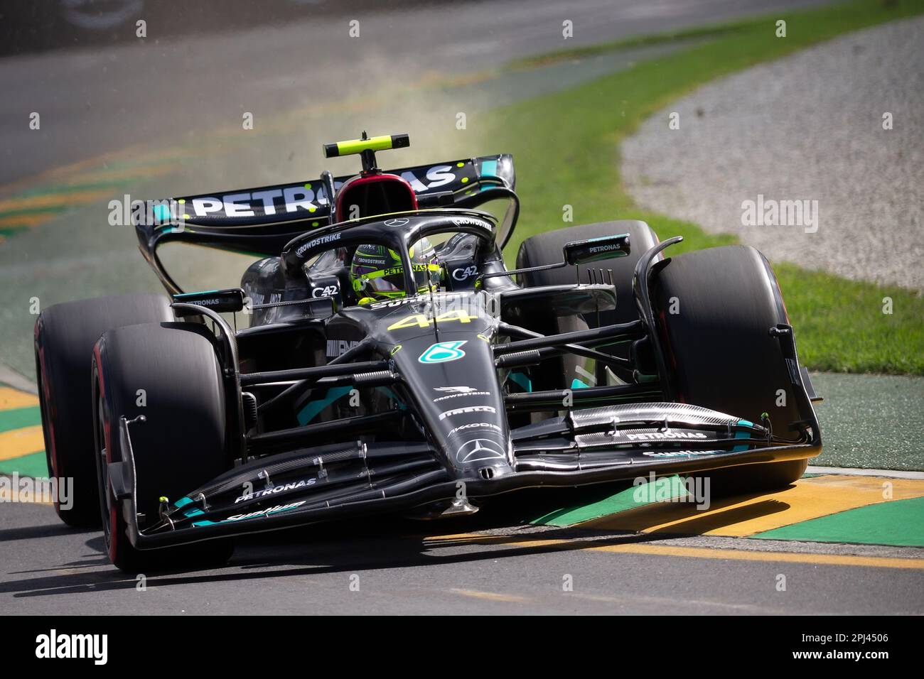 Melbourne, Australia, 31 marzo 2023. Lewis Hamilton (44) guida per il Team Mercedes-AMG PETRONAS F1 durante la pratica di Formula 1 al Gran Premio d'Australia di Formula uno del 31 marzo 2023, al circuito Grand Prix di Melbourne ad Albert Park, Australia. Credit: Dave Hewison/Speed Media/Alamy Live News Foto Stock