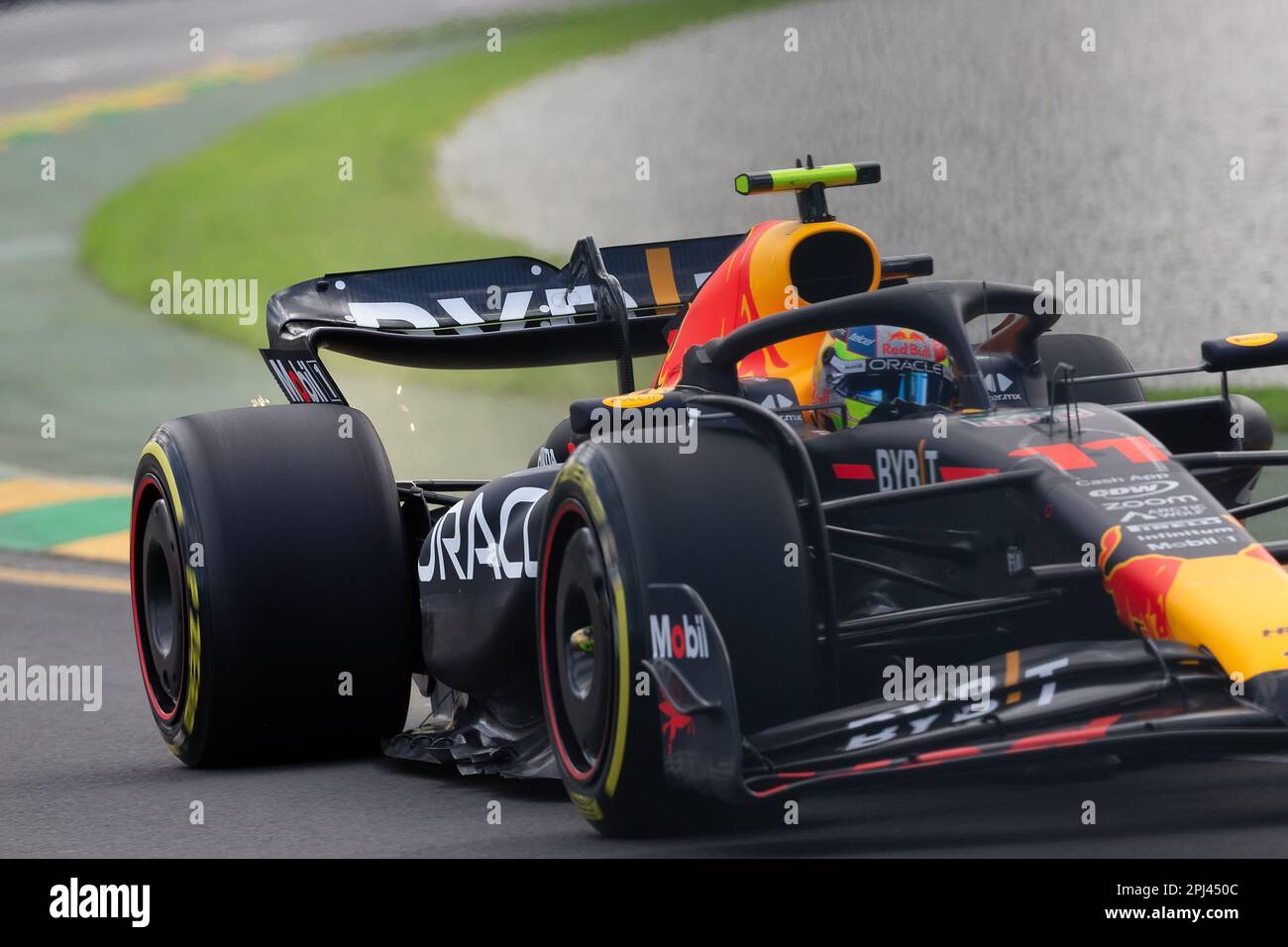 Melbourne, Australia, 31 marzo 2023. Sergio Perez (11) guida per Oracle Red Bull Racing durante la gara di Formula 1 al Gran Premio d'Australia di Formula uno del 31 marzo 2023, al circuito Grand Prix di Melbourne ad Albert Park, Australia. Credit: Dave Hewison/Speed Media/Alamy Live News Foto Stock