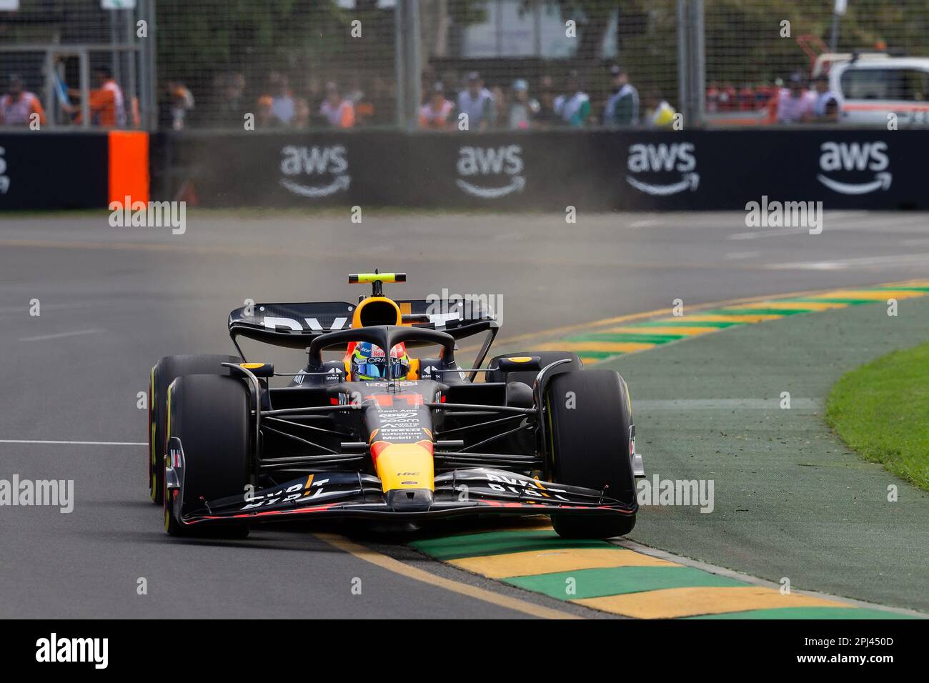 Melbourne, Australia, 31 marzo 2023. Sergio Perez (11) guida per Oracle Red Bull Racing durante la gara di Formula 1 al Gran Premio d'Australia di Formula uno del 31 marzo 2023, al circuito Grand Prix di Melbourne ad Albert Park, Australia. Credit: Dave Hewison/Speed Media/Alamy Live News Foto Stock