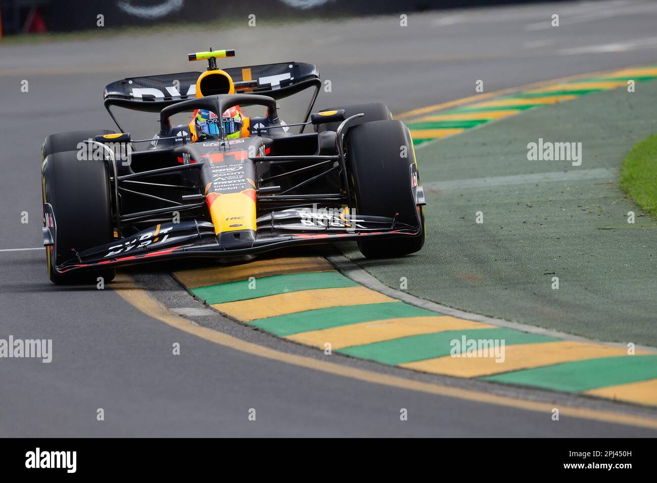 Melbourne, Australia, 31 marzo 2023. Sergio Perez (11) guida per Oracle Red Bull Racing durante la gara di Formula 1 al Gran Premio d'Australia di Formula uno del 31 marzo 2023, al circuito Grand Prix di Melbourne ad Albert Park, Australia. Credit: Dave Hewison/Speed Media/Alamy Live News Foto Stock