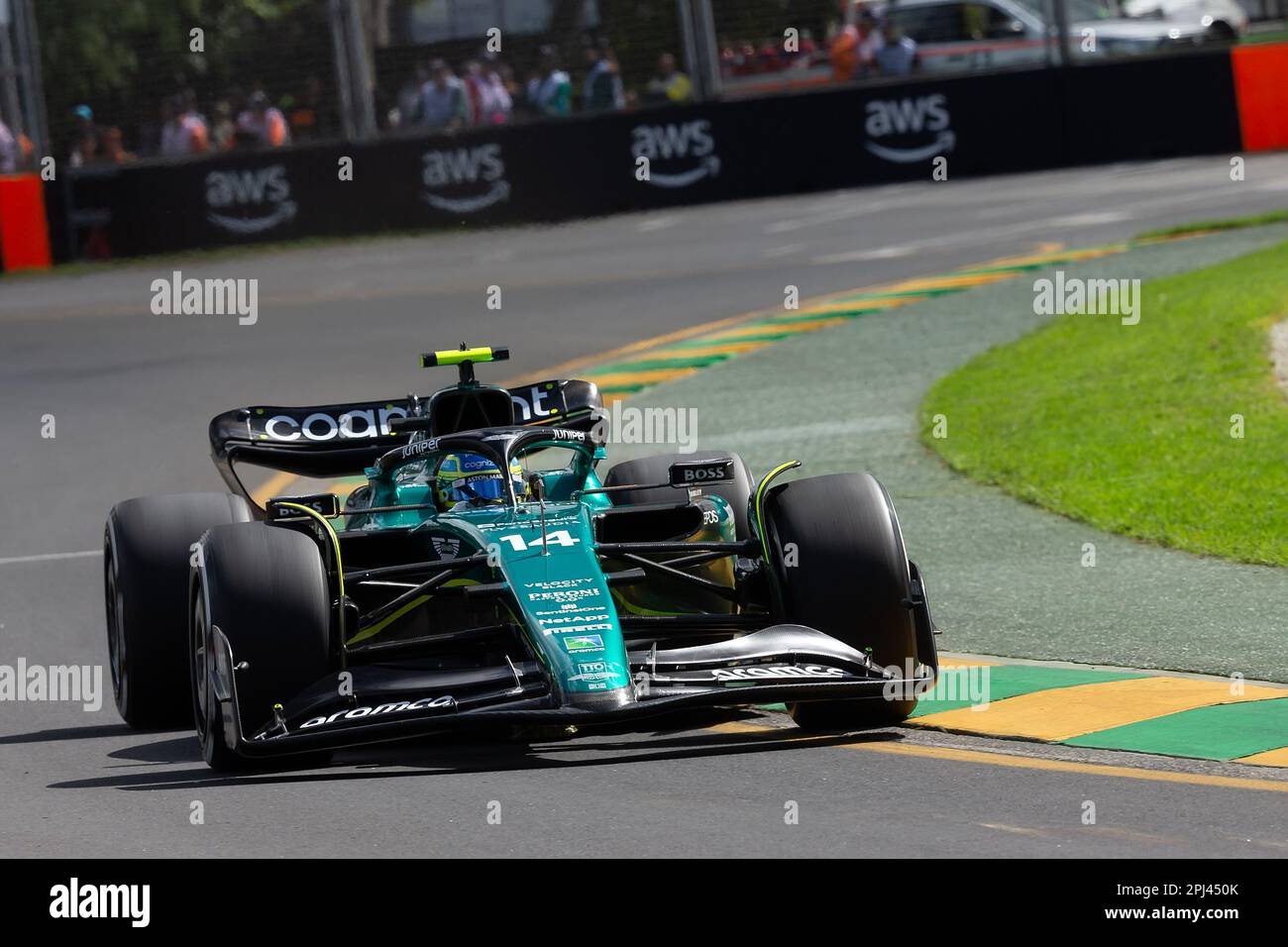 Melbourne, Australia, 31 marzo 2023. Fernando Alonso (14) guida per il team Aston Martin Aramco Cognizant F1 durante le prove di Formula 1 al Gran Premio d'Australia di Formula uno del 31 marzo 2023, al circuito Grand Prix di Melbourne ad Albert Park, in Australia. Credit: Dave Hewison/Speed Media/Alamy Live News Foto Stock