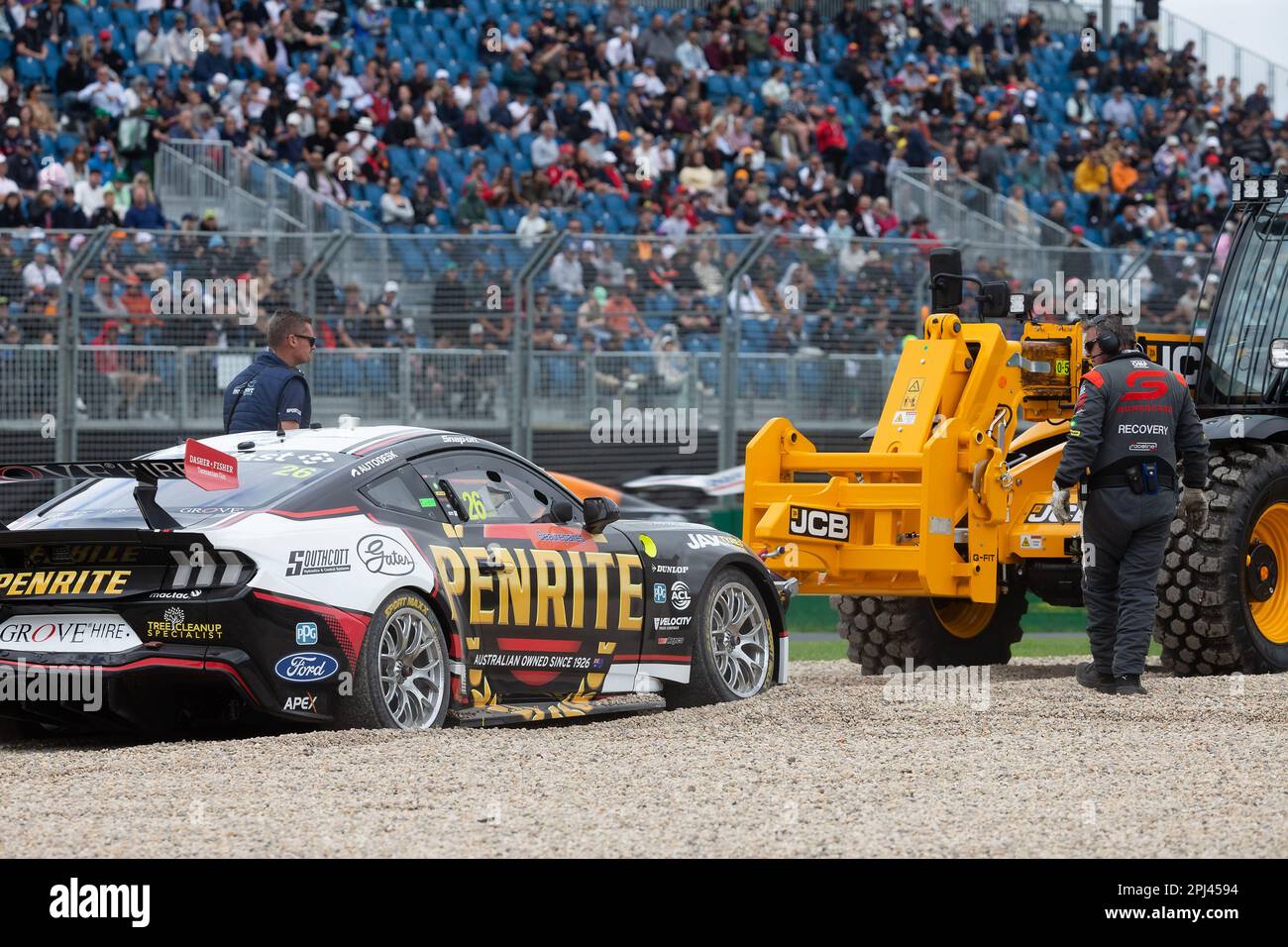 Melbourne, Australia, 31 marzo 2023. David Reynolds (26) alla guida di Grove Racing viene recuperato durante la gara Supercars 2 al Gran Premio di Formula uno australiano del 31 marzo 2023, al circuito Grand Prix di Melbourne ad Albert Park, Australia. Credit: Dave Hewison/Speed Media/Alamy Live News Foto Stock