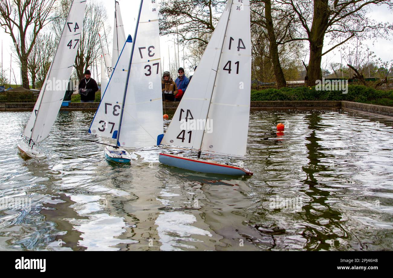 Modelli di yacht a vela che corrono su un laghetto dedicato a Woodbridge Suffolk Foto Stock