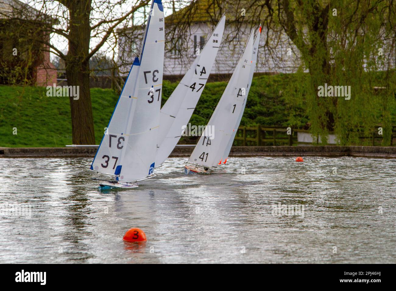 Modelli di yacht a vela che corrono su un laghetto dedicato a Woodbridge Suffolk Foto Stock