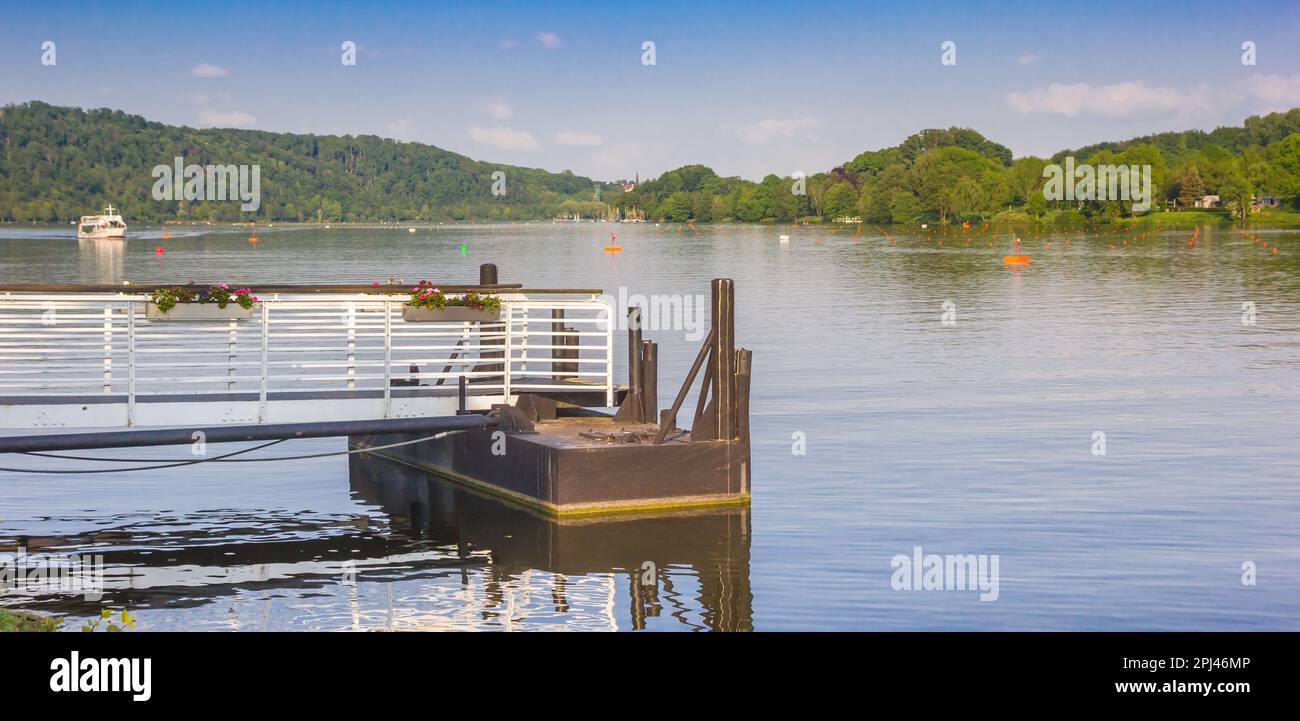 Molo nel fiume Ruhr vicino Essen, Germania Foto Stock