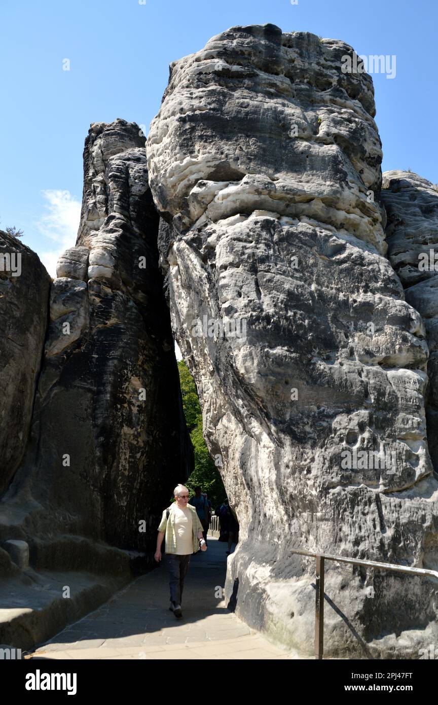 Germania, Sassonia svizzera (Sächsische Schweiz): Ingresso ad un insediamento medievale quasi inespugnabile nel Bastei, Neurathen, risalente agli inizi del 1 Foto Stock