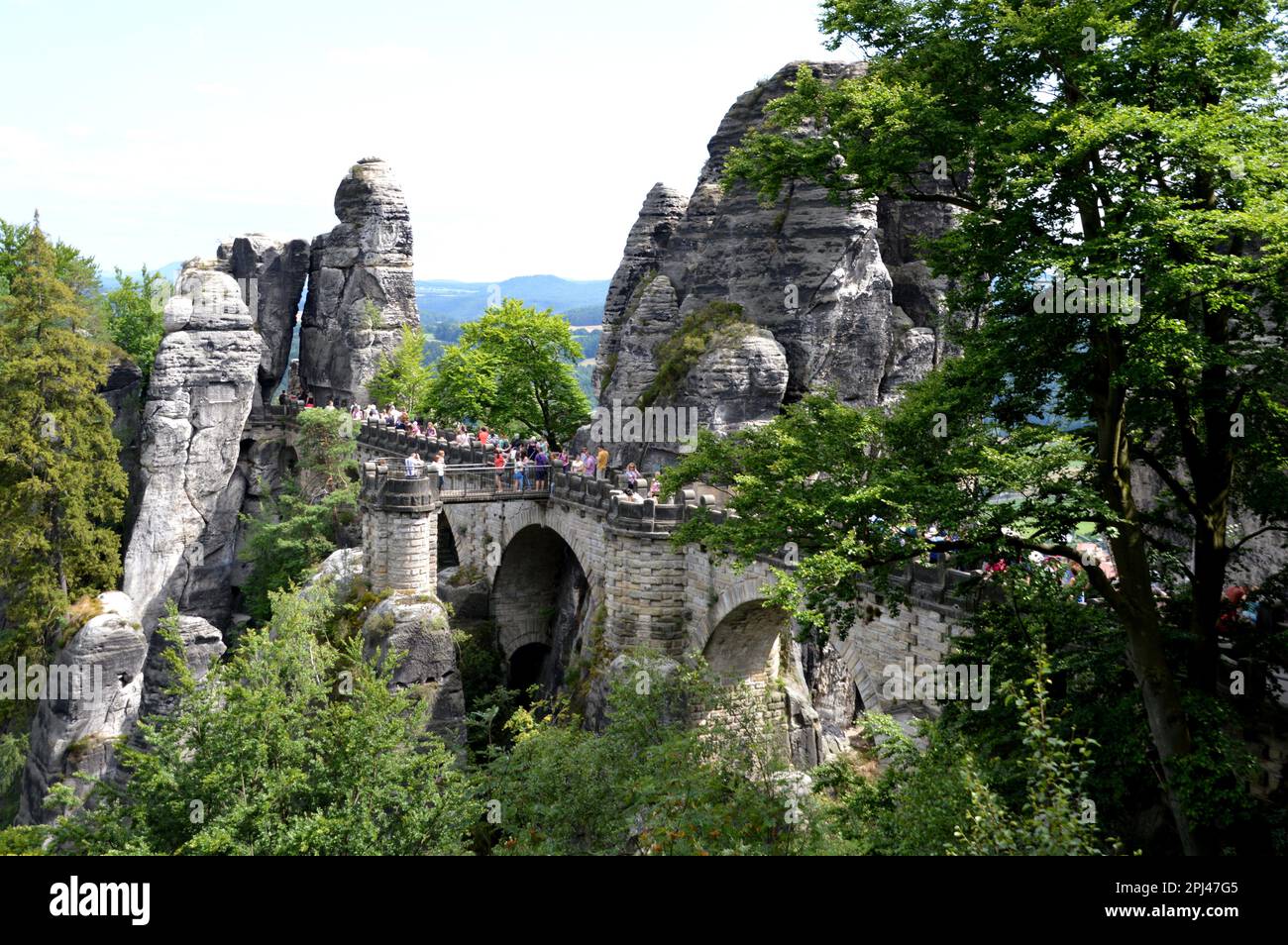 Germania, Sassonia svizzera (Sächsische Schweiz): Visitatori sul ponte di pietra che conduce alle fortificazioni di Bastei tra spettacolare roccia arenaria Foto Stock