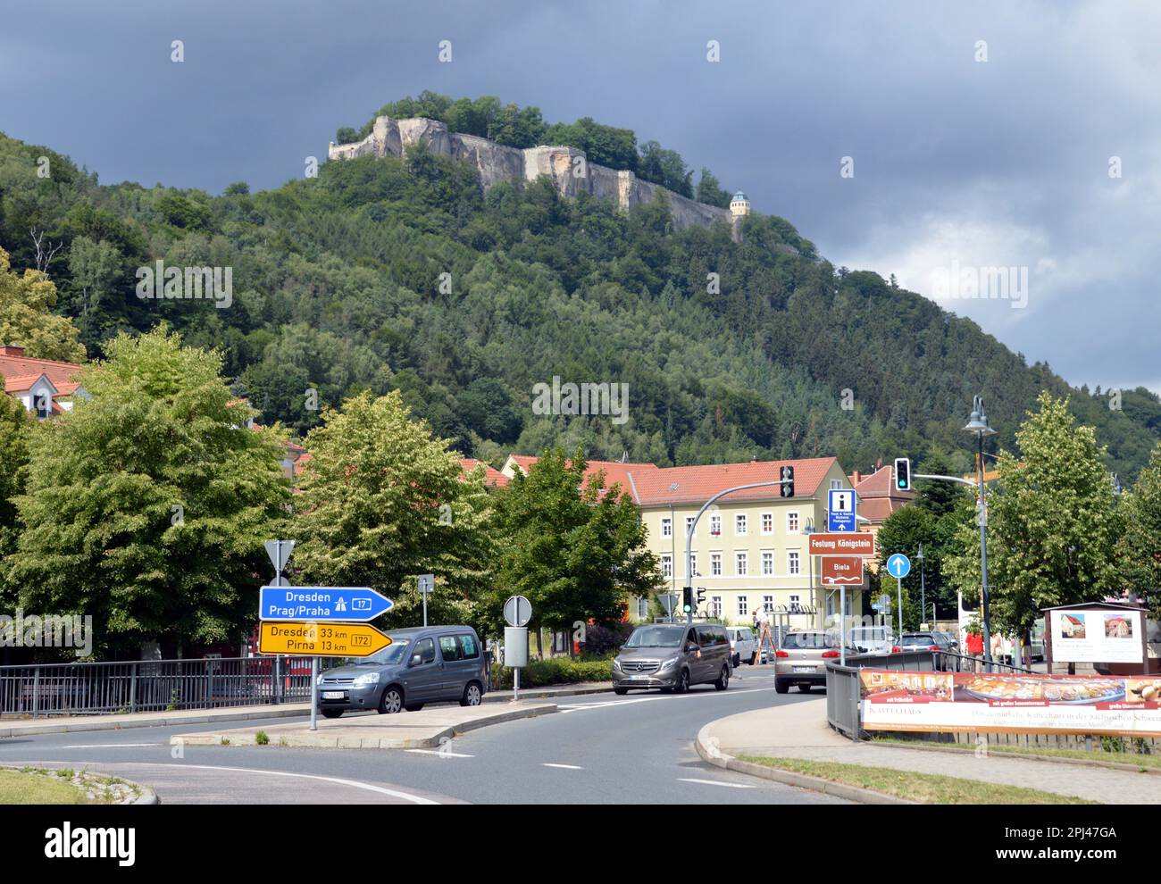 Germania, Sassonia svizzera (Sächsische Schweiz): L'inespugnabile fortezza di Königstein che domina l'omonimo resort. Foto Stock