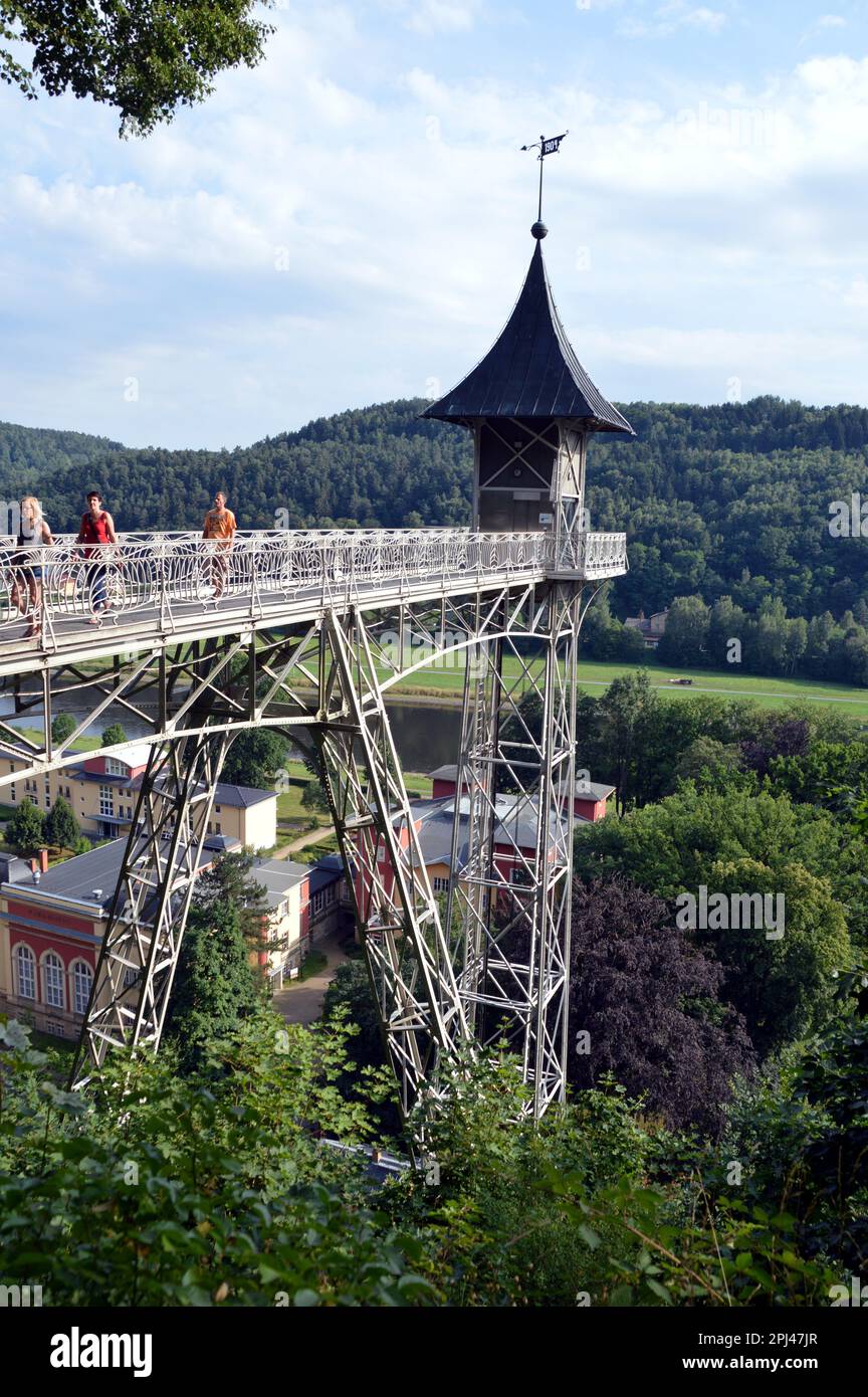 Germania, Sassonia svizzera (Sächsische Schweiz), Bad Schandau: Il famoso ascensore indipendente, costruito nel 1904 su ispirazione di un albergatore locale, offre Foto Stock