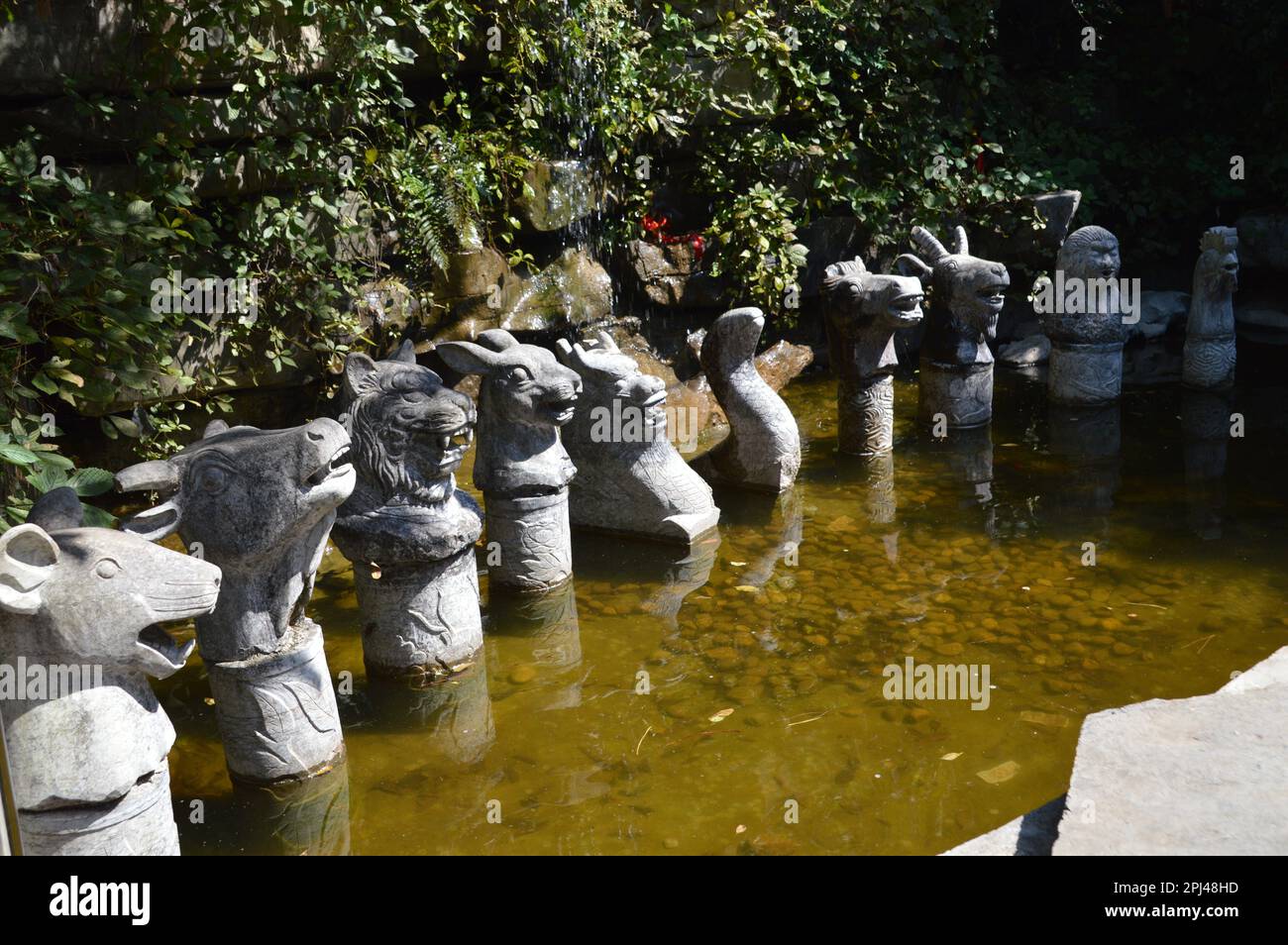 Repubblica popolare Cinese, Provincia di Guangxi, Guilin: Cifre che rappresentano i nomi degli anni cinesi del 12: Ratto, bue, tigre, coniglio, drago, serpente, cavallo, g Foto Stock