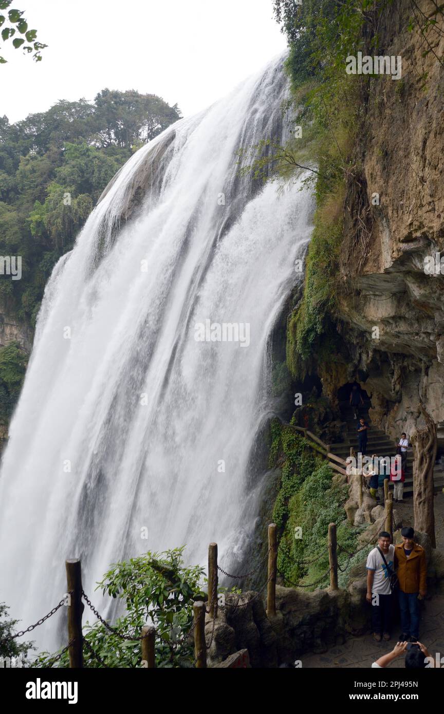 Repubblica popolare Cinese, Provincia di Guizhou, Anshun: Cascate di Huangguoshu, 77,8 metri di altezza, 81 metri di larghezza, La cascata più grande della Cina. Foto Stock