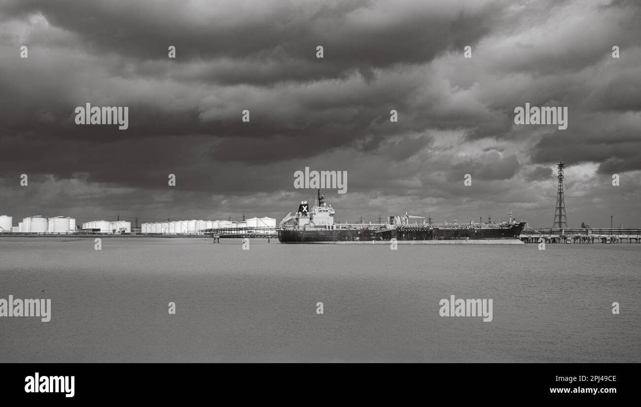 La petroliera Alkea per prodotti chimici o petroliferi si è ormeggiata presso i terminali del Navigator Thames, l'impianto di stoccaggio di combustibili e sostanze chimiche di Thurrock, nell'Essex, nel Regno Unito, il giorno Foto Stock