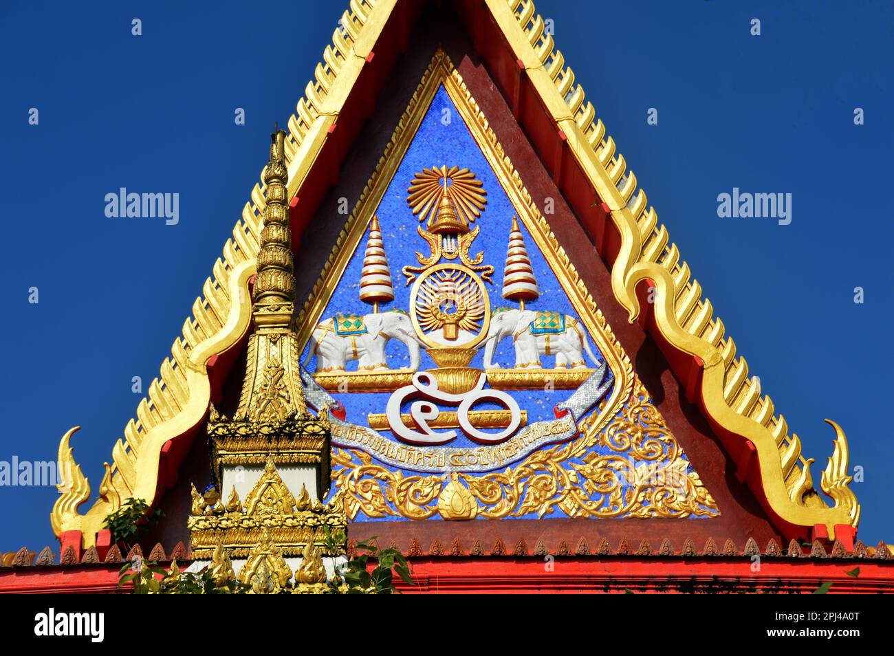 Thailandia, Isola di Phuket, Città di Phuket: Timpano colorato sul tempio buddista Wat Phuttha Mongkhon Nimit. Foto Stock