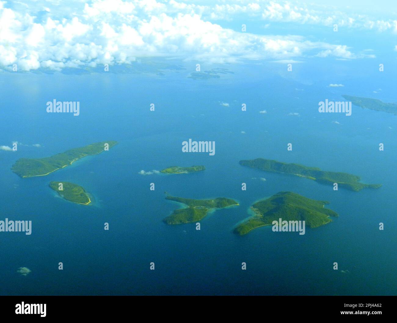 Arcipelago filippino: Vista aerea di un gruppo di piccole isole boscose, apparentemente disabitate. Foto Stock