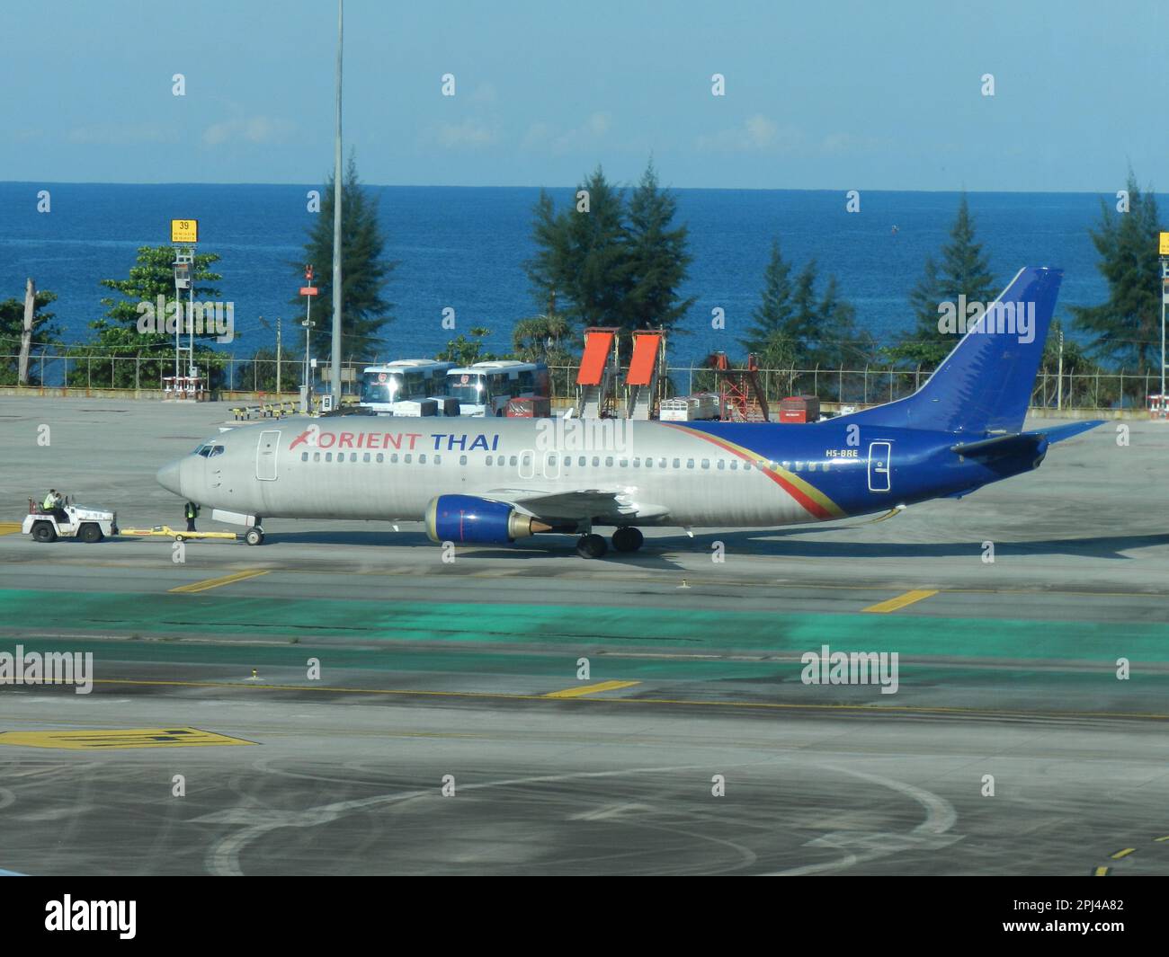 Thailandia, Aeroporto di Phuket: HS-BRE Boeing 737-429 (c/n 25248) di Orient Thai Airlines. Foto Stock