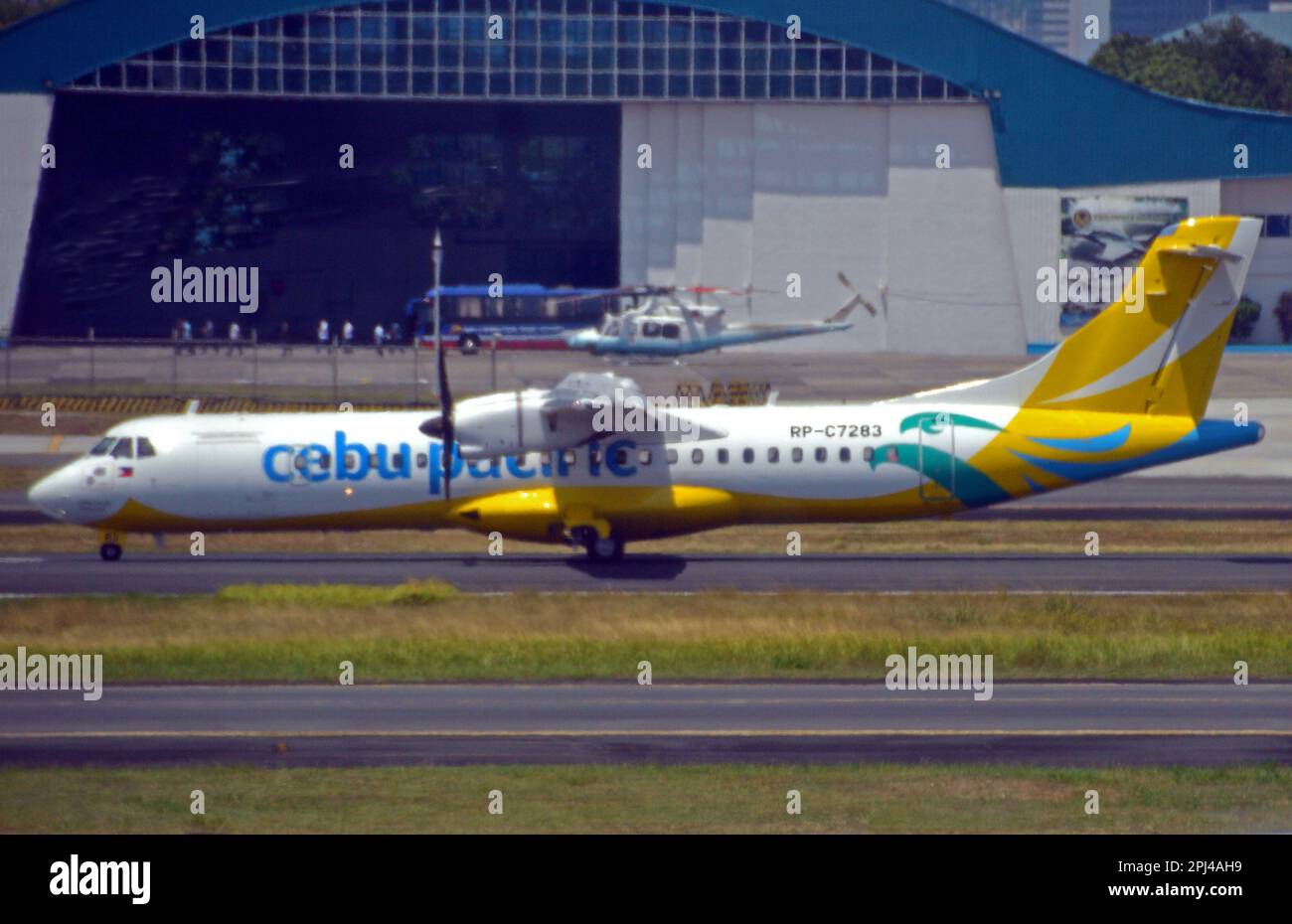 Filippine, Manila: RP-C7283 ATR-72-212A (c/n 1397) di Cebu Pacific Airlines all'Aeroporto Internazionale di Ninoy Aquino. Foto Stock