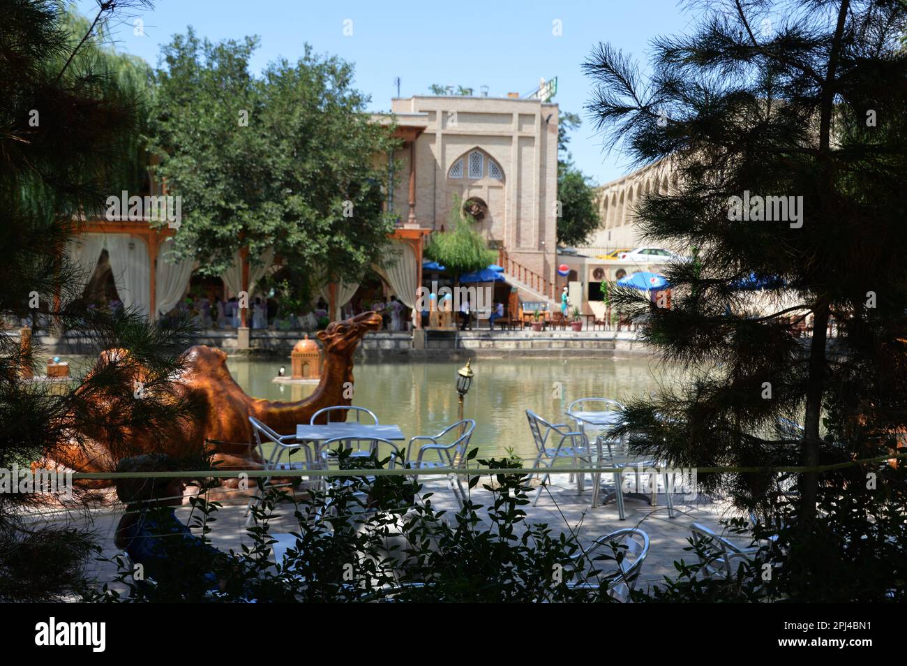Uzbekistan, Bukhara: La piscina Lab-i Hauz, una delle poche rimaste a Bukhara, circondata da bar e ristoranti, è il centro delle attività serali Foto Stock