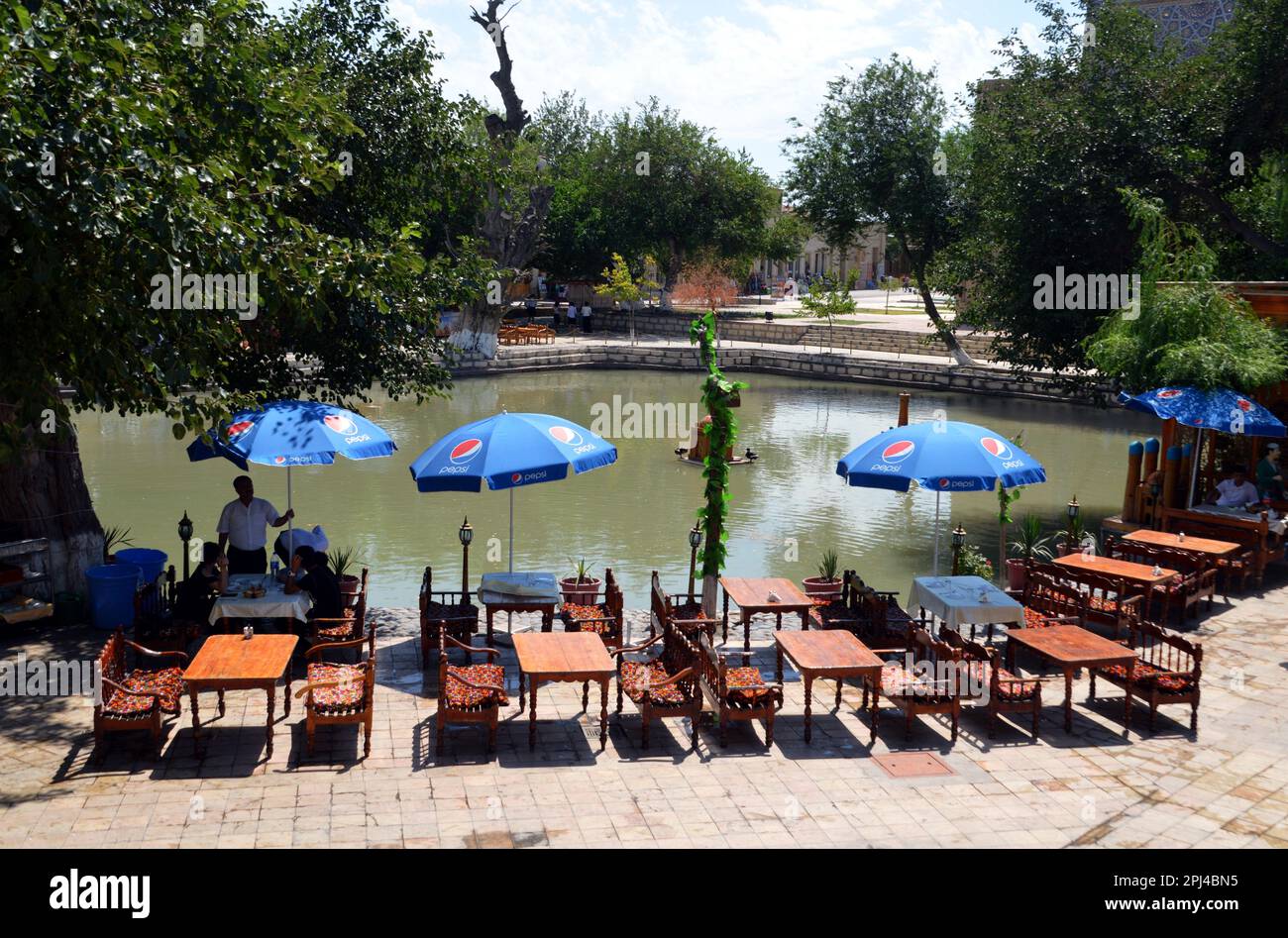 Uzbekistan, Bukhara: La piscina Lab-i Hauz, una delle poche rimaste a Bukhara, circondata da bar e ristoranti, è il centro delle attività serali Foto Stock