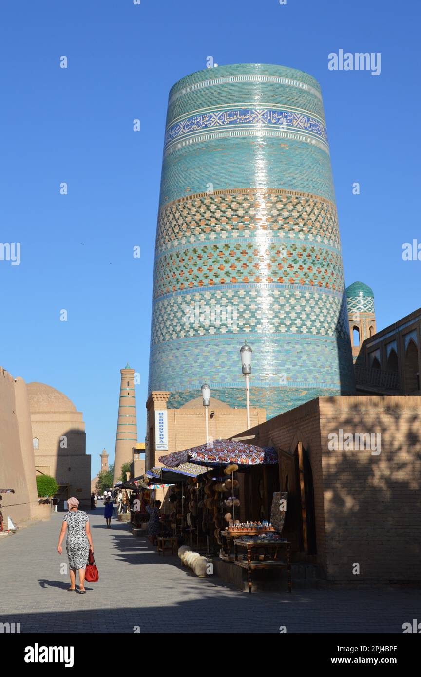 Uzbekistan, Provincia Khorezm, Khiva, una città fortificata e desertica fondata all'inizio del millennio: Il colorato Kalta Minar o 'Minareto corto Foto Stock