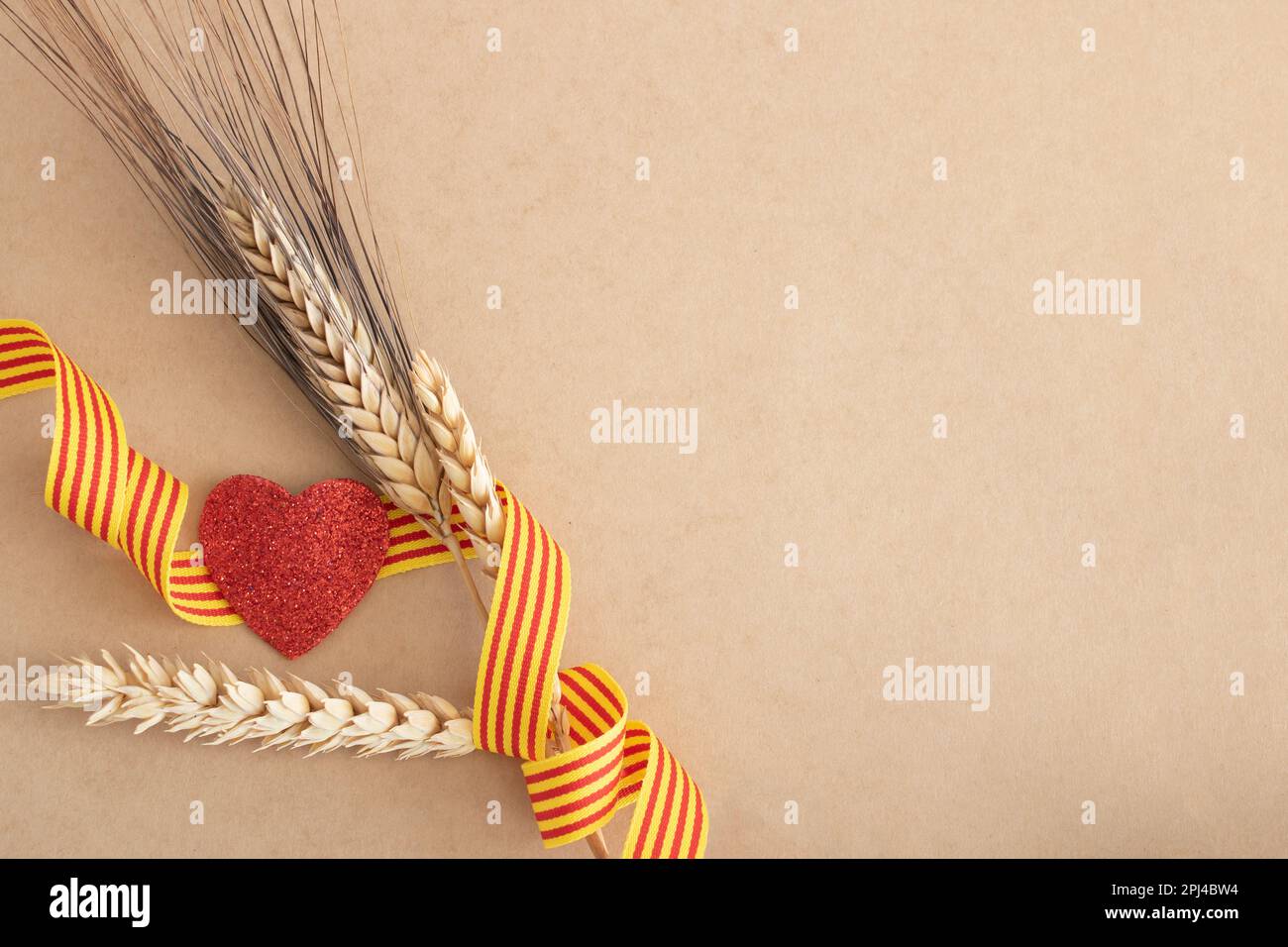 1Sant Jordi. Love.Red cuore con la bandiera catalana su uno sfondo artigianale. inferiore. Festa catalana. Spazio di copia Foto Stock