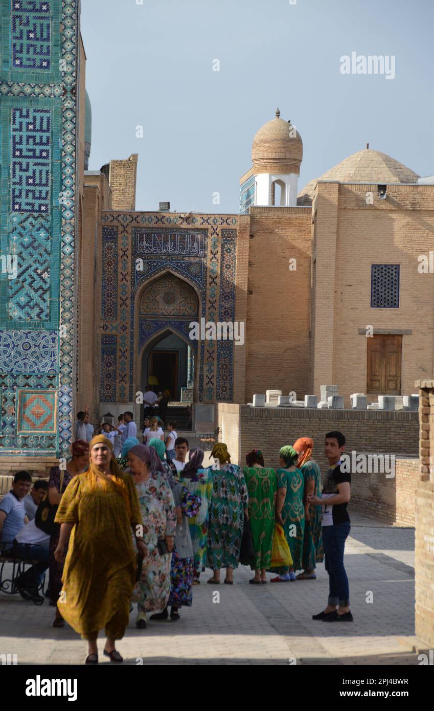 Uzbekistan, Samarcanda: La necropoli di Shah-i-Zinda ('Re vivente') contiene circa 28 mausolei e moschee, che risalgono dai 11th ai 18th secoli, ma Foto Stock Uzbekistan, Samarcanda: La necropoli di Shah-i-Zinda ('Re vivente') contiene circa 28 mausolei e moschee, che risalgono dai 11th ai 18th secoli, ma Foto Stock