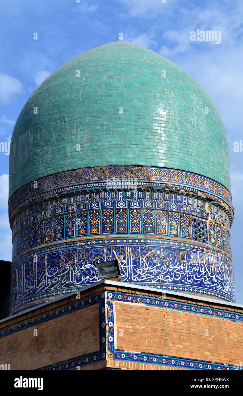 Uzbekistan, Samarcanda: La necropoli di Shah-i-Zinda ('Re vivente') contiene circa 28 mausolei e moschee, che risalgono dai 11th ai 18th secoli, ma Foto Stock Uzbekistan, Samarcanda: La necropoli di Shah-i-Zinda ('Re vivente') contiene circa 28 mausolei e moschee, che risalgono dai 11th ai 18th secoli, ma Foto Stock
