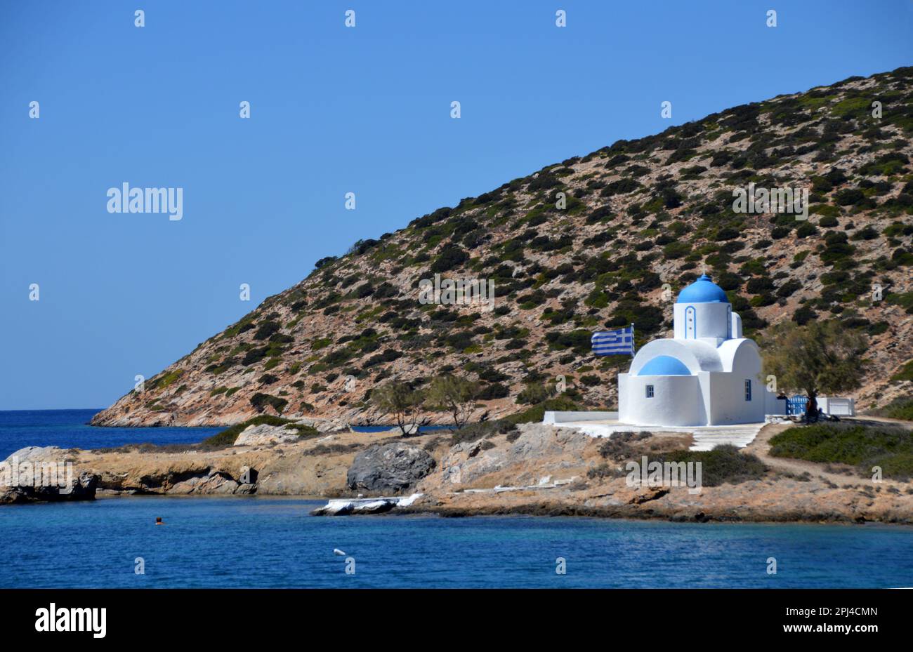 Grecia, Isola di Amorgos: Agios Panteleimon si affaccia sull'ingresso della baia ed è visto da ogni barca che entra nel porto. Foto Stock