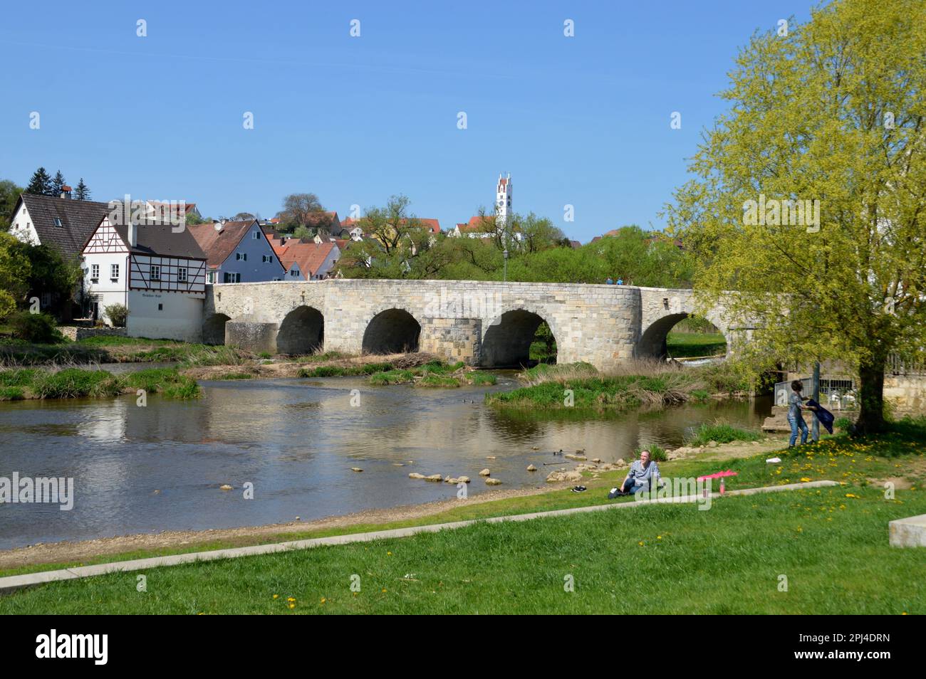 Germania, Baviera, Swabia, Harburg: Il vecchio ponte di pietra sul fiume Wörnitz. Foto Stock