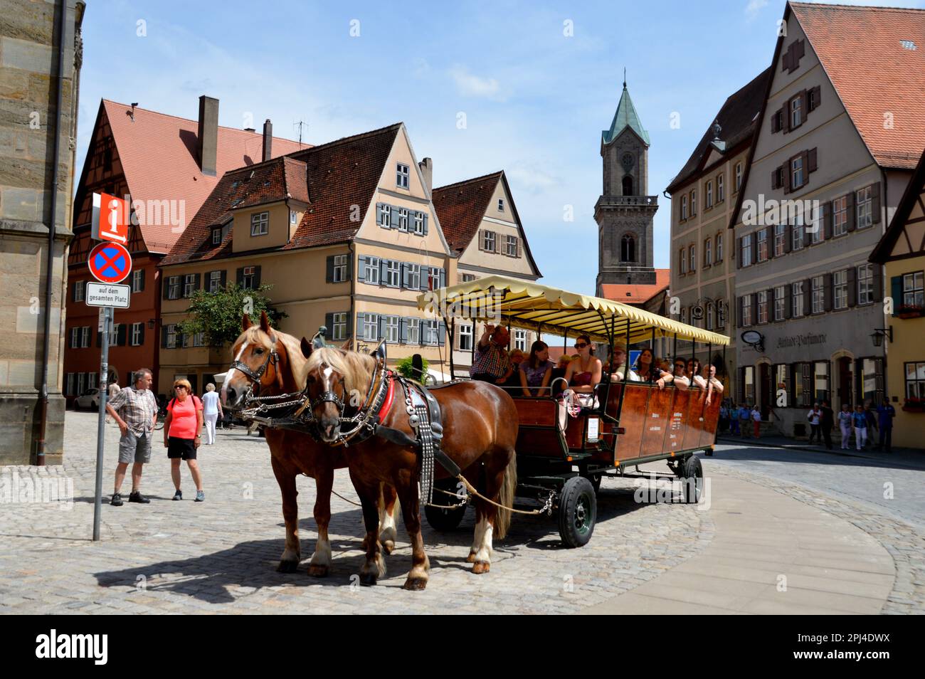 Germania, Baviera, Mittelfranken, Dinkelsbühl: Una carrozza trainata da cavalli che porta i visitatori attraverso la piazza del mercato. Foto Stock