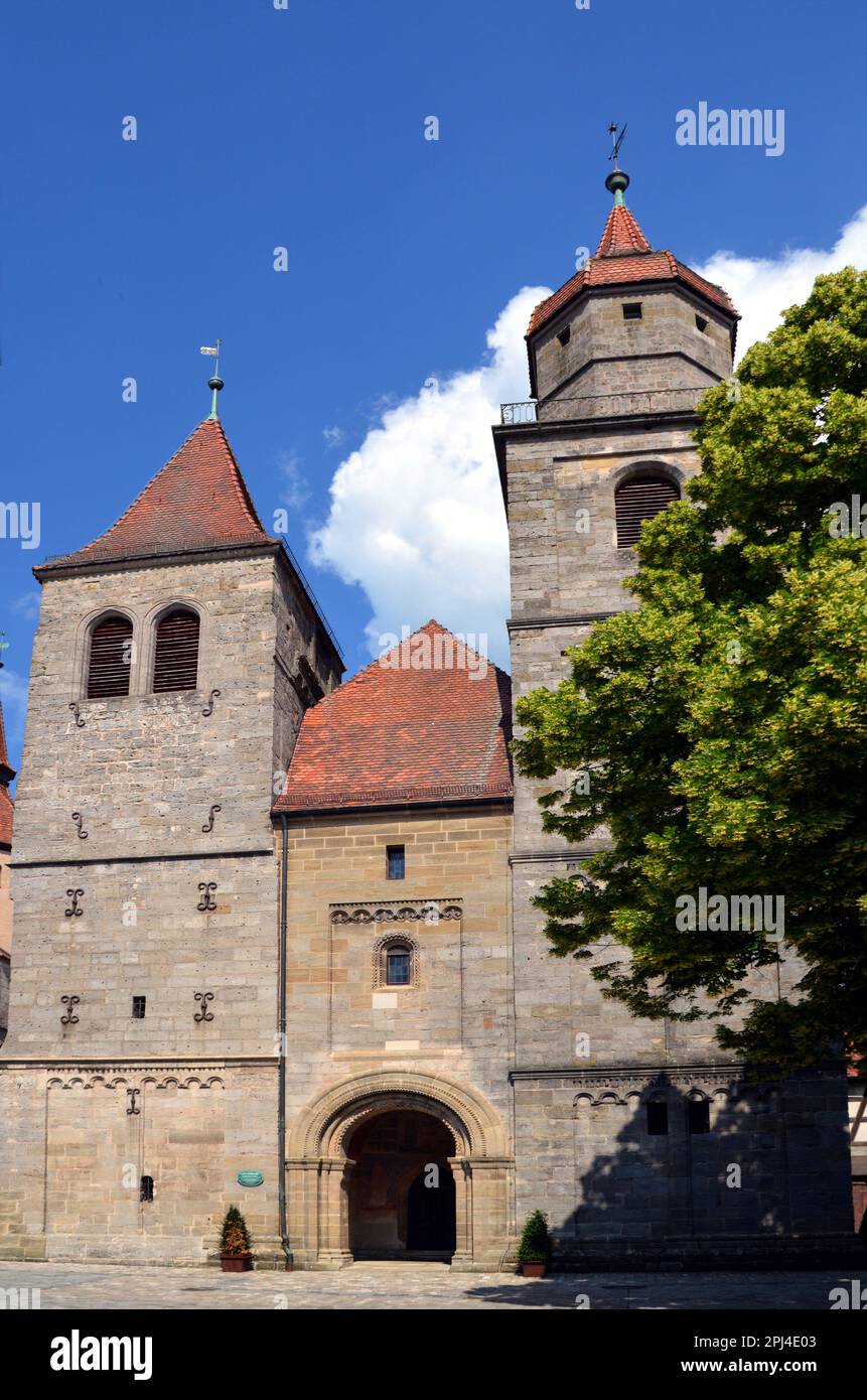 Germania, Baviera, Mittelfranken, Feuchtwangen: Facciata ovest della Stiftskirche (Collegiata) che mostra il portale romanico. Foto Stock