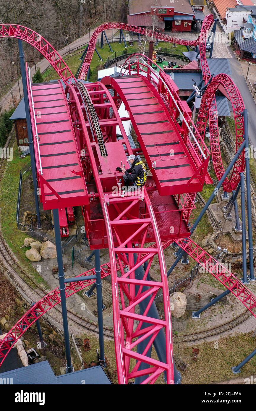 Lengenfeld, Germania. 31st Mar, 2023. Marco Willhelm, meccanico di manutenzione del parco divertimenti Plohn, pulisce e regola i sensori delle montagne russe Dynamite prima dell'inizio della stagione. Dopo la pausa invernale, i parchi divertimenti della Sassonia riaprono i visitatori in questi giorni, invitandoli a fare giri su giostre, montagne russe e ruote. Il parco di Vogtland offre circa 80 attrazioni e sei montagne russe. La stagione inizia il Giovedi Maundy (6 aprile). (Vista aerea con drone) Credit: Jan Woitas/dpa/Alamy Live News Foto Stock