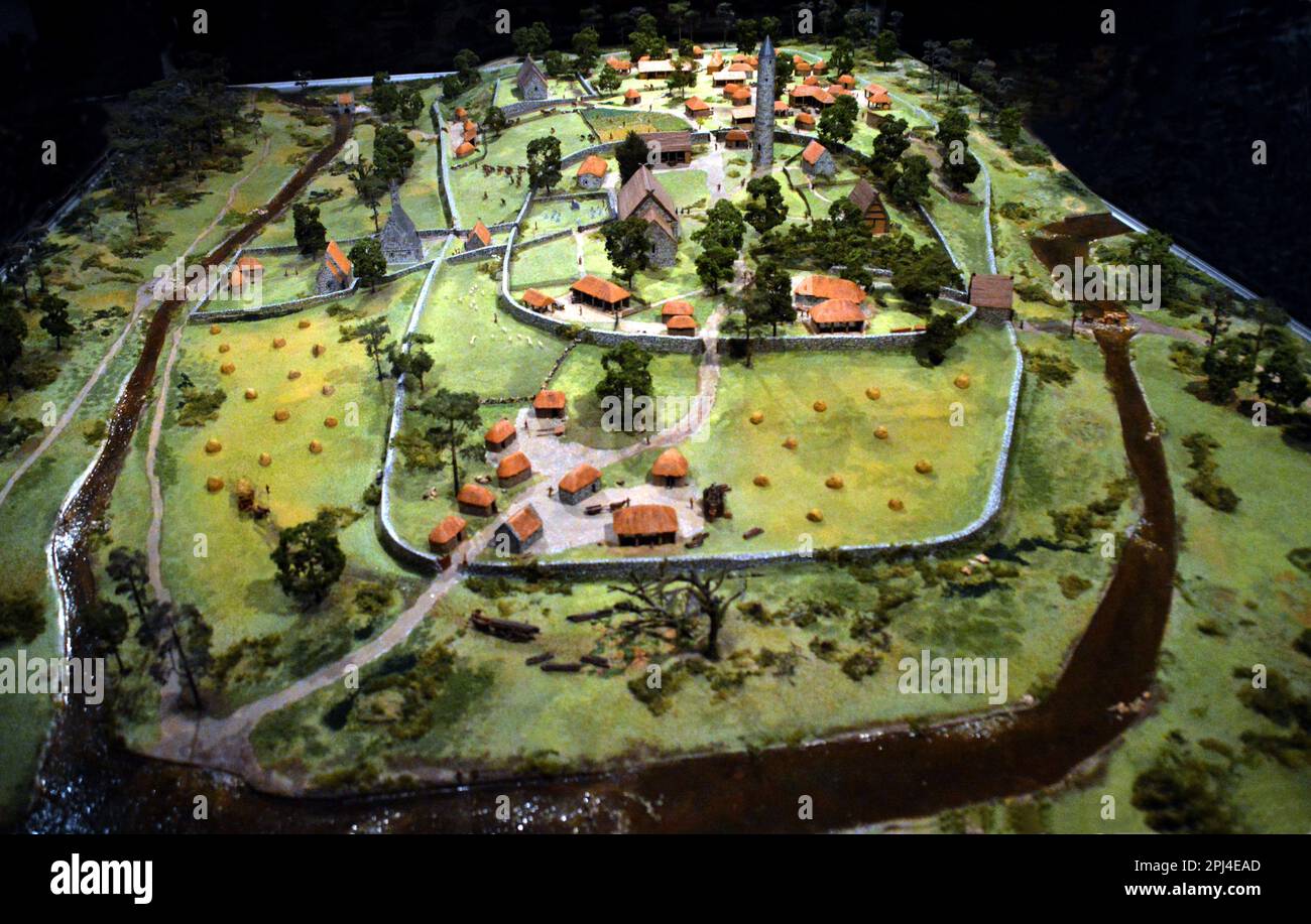 Irlanda, Wicklow, Glendalough, un insediamento monastico fondato nel 5th ° secolo da Saint Kevin: Modello dell'insediamento medievale nel suo fiorente Foto Stock