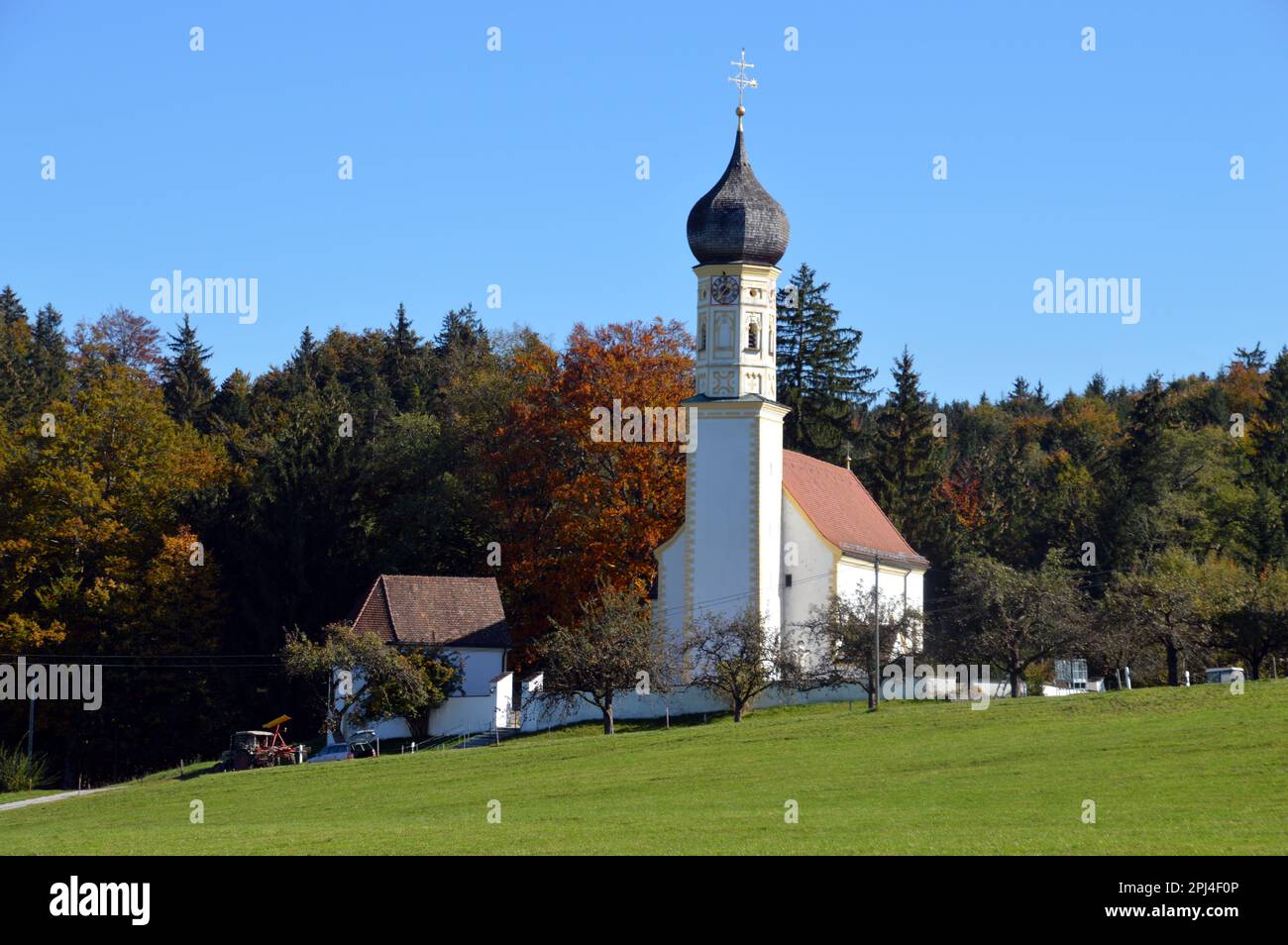 Germania, alta Baviera, Fischbach bei Bad Tölz: Chiesa parrocchiale con cupola a cipolla, costruita nel 1671-6. Foto Stock