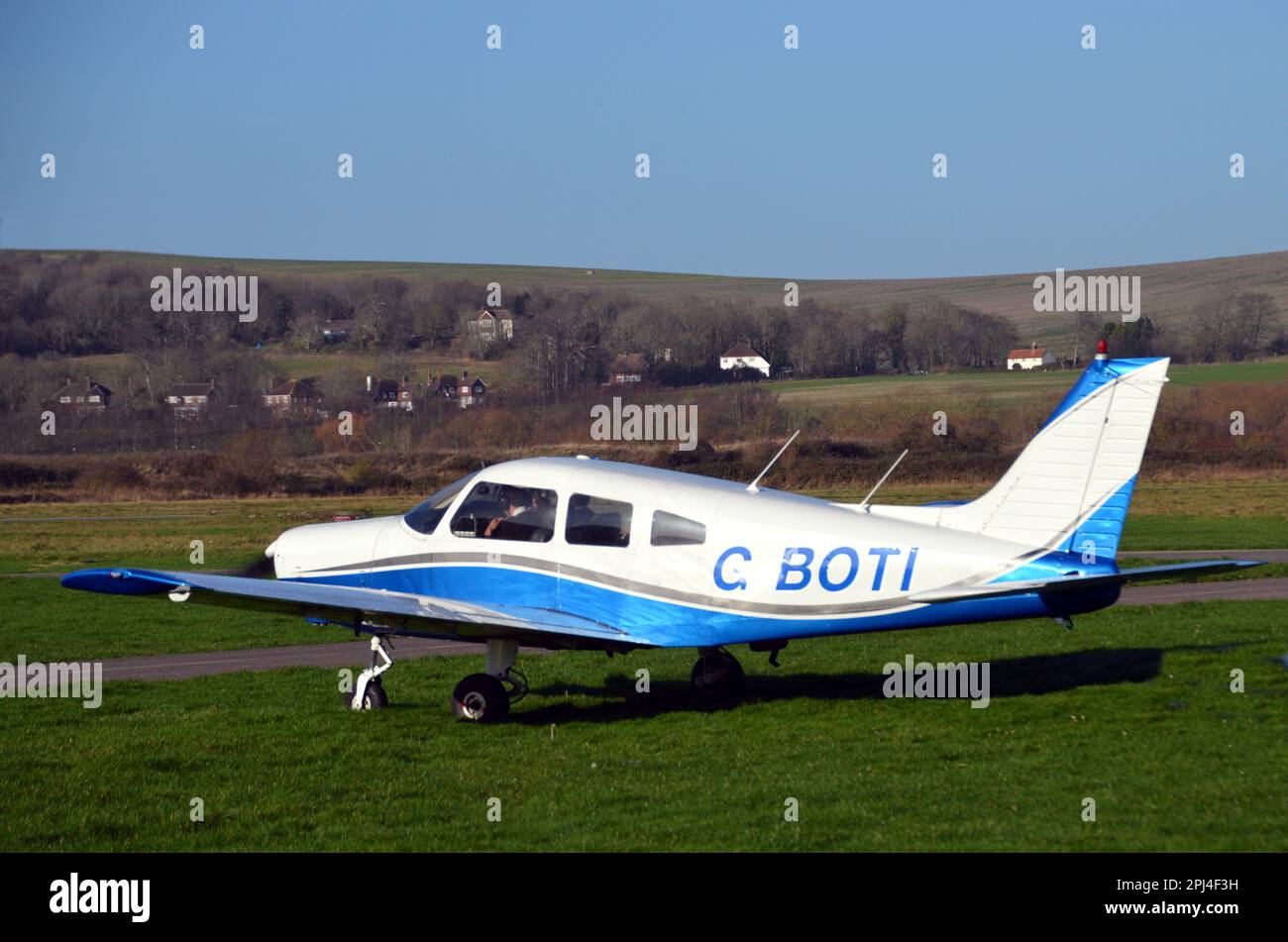 Inghilterra, Sussex occidentale, Shoreham: G-BOTI Piper PA.28-151 guerriero Cherokee (c/n 7515251) all'aeroporto di Shoreham. Foto Stock