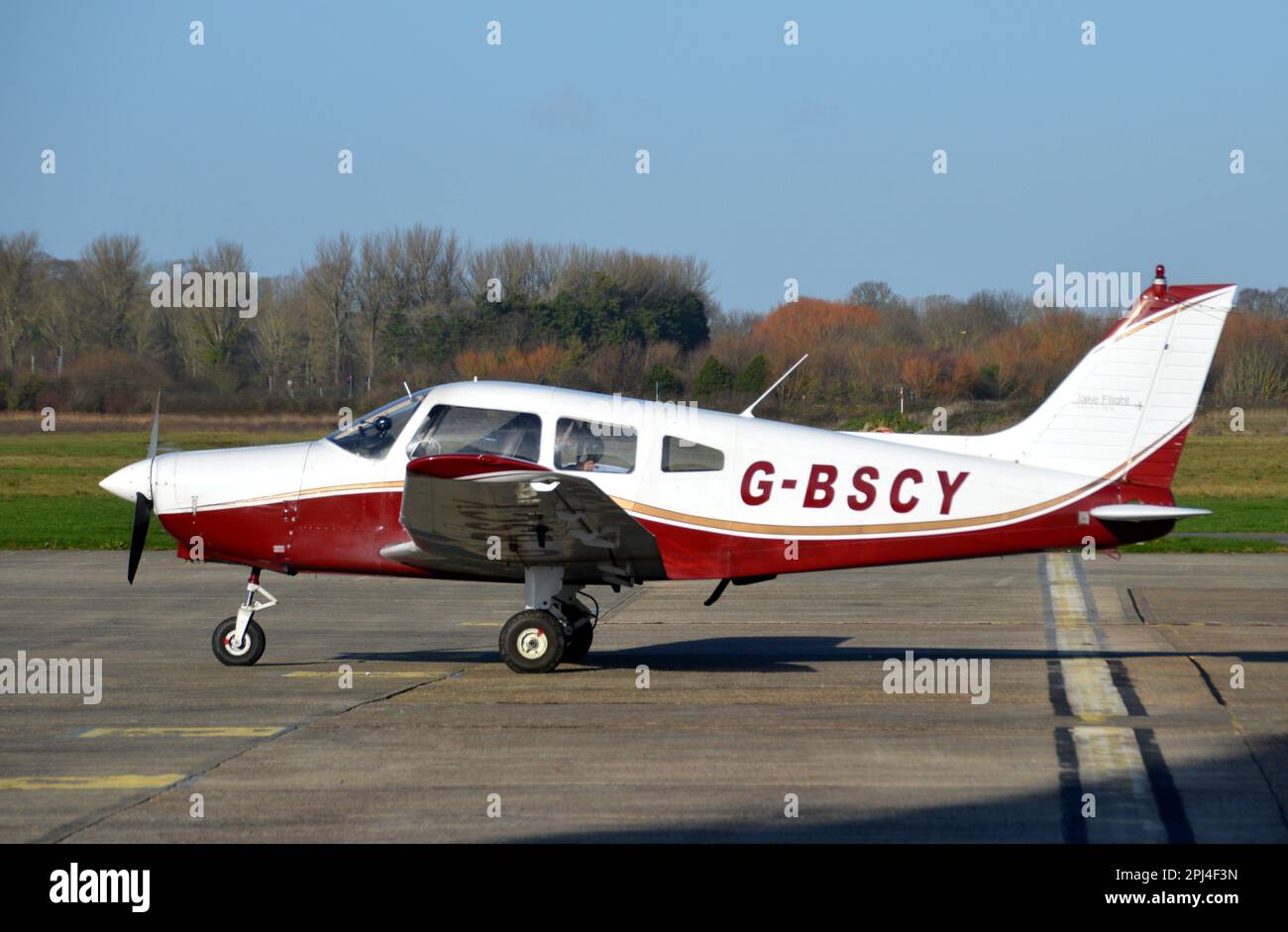 Inghilterra, Sussex occidentale, Shoreham: G-BSCY Piper PA.28-151 guerriero Cherokee (c/n 7515046) all'aeroporto di Shoreham. Foto Stock